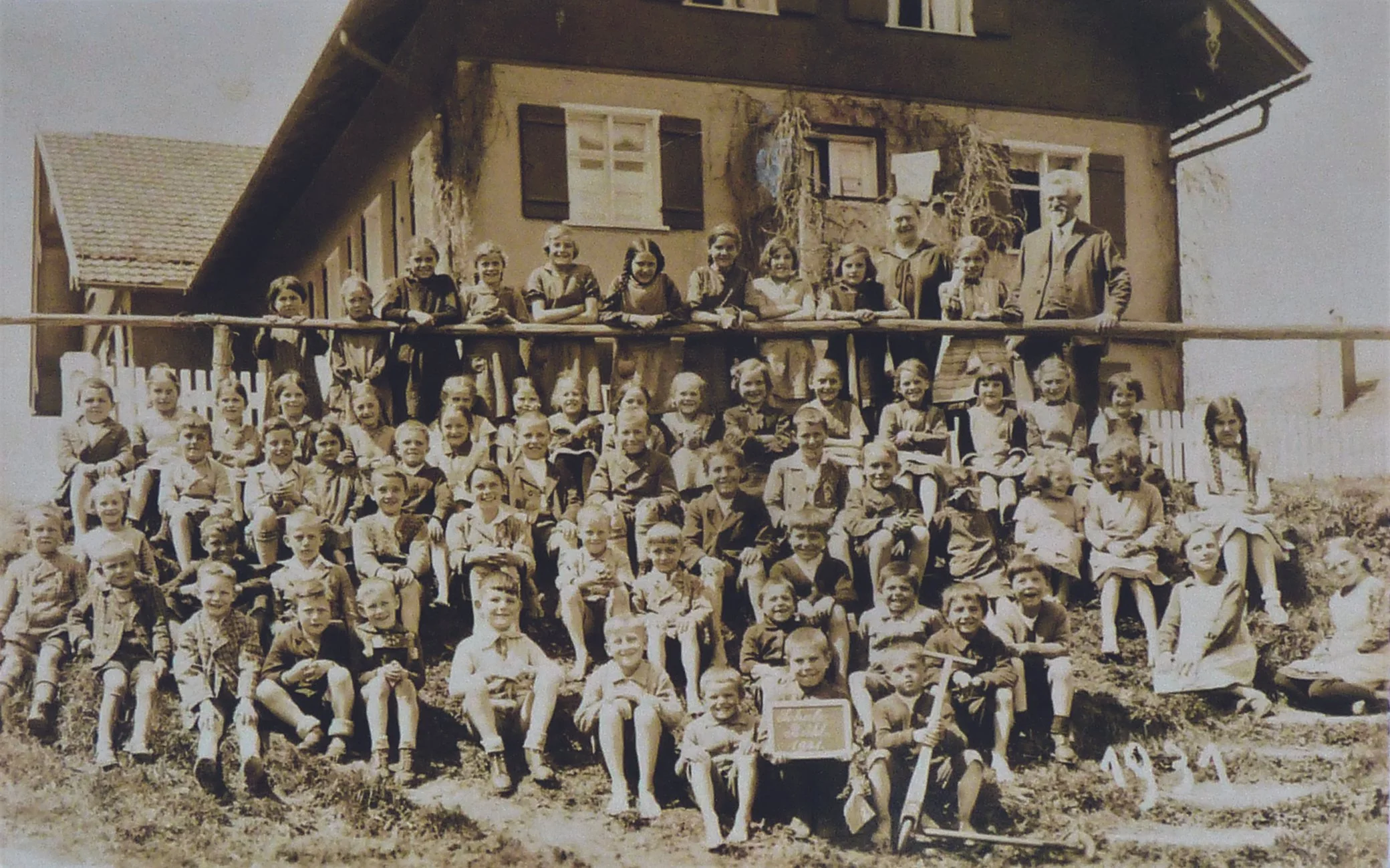 SCHÜLER UND SCHÜLERINNEN MEHRERER JAHRGÄNGE IM JAHR 1931
