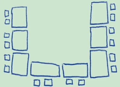 Tische und Stühle können in U-Form im Dorfsaal in der Alten Schule gestellt werden.