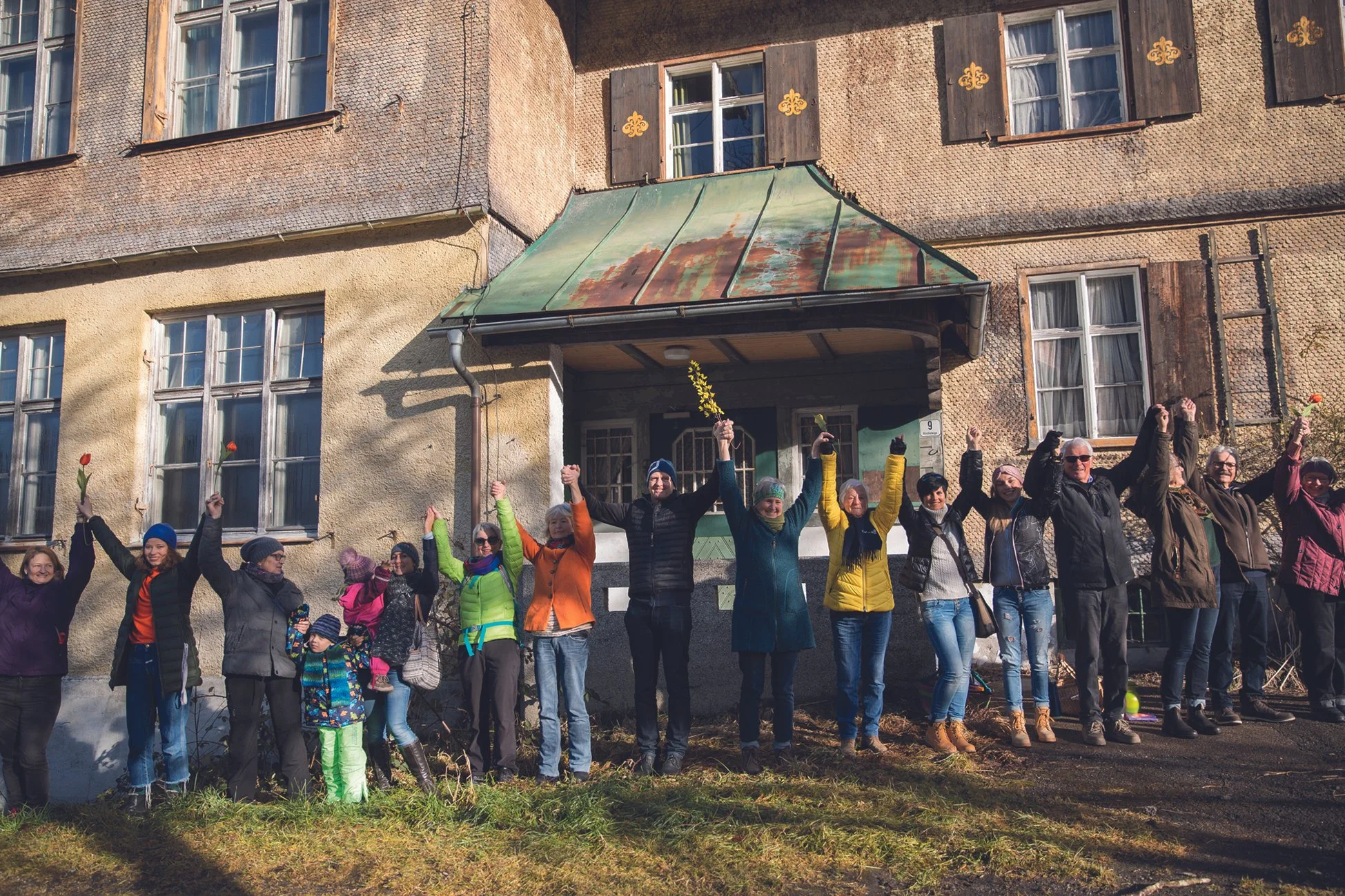 „UMARMUNG“ ALTE SCHULE, FOTO: LENA ALGER