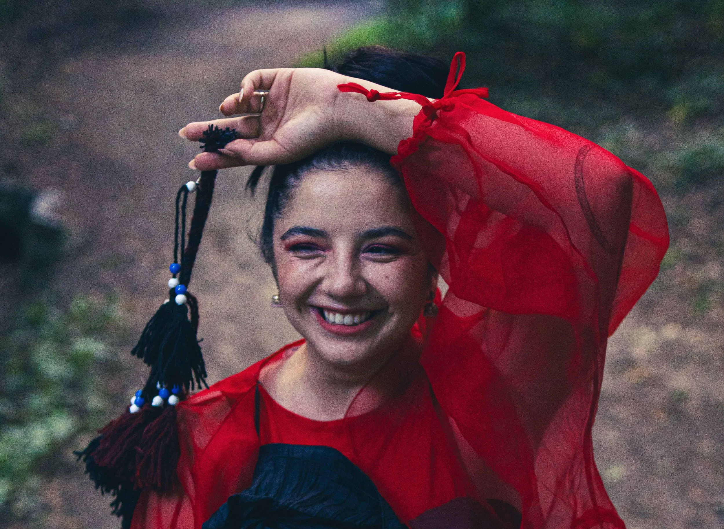 Frau in rotem Kleid