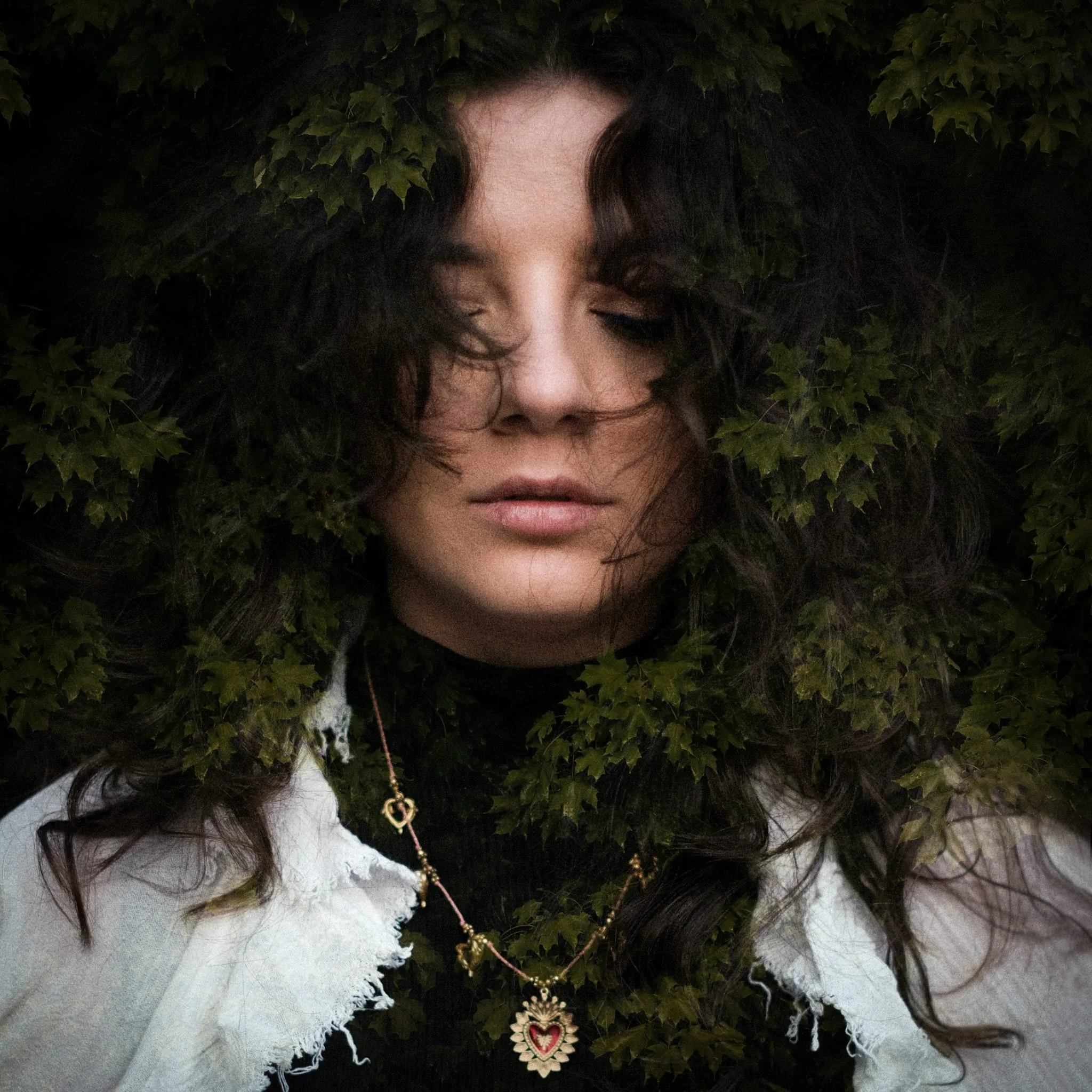 Portrait einer Frau umgeben von Wald