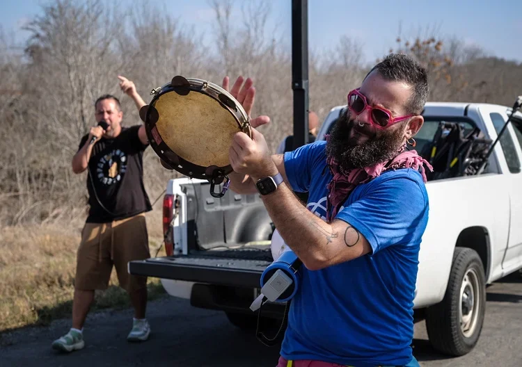 Martín with the Free Families coaltion, during a 90 mile pilgrimage/sing-out from Dlley Detention Center in Texas, to the San Antonio Courthouse. Credit: Steve Pavey, Hope In Focus