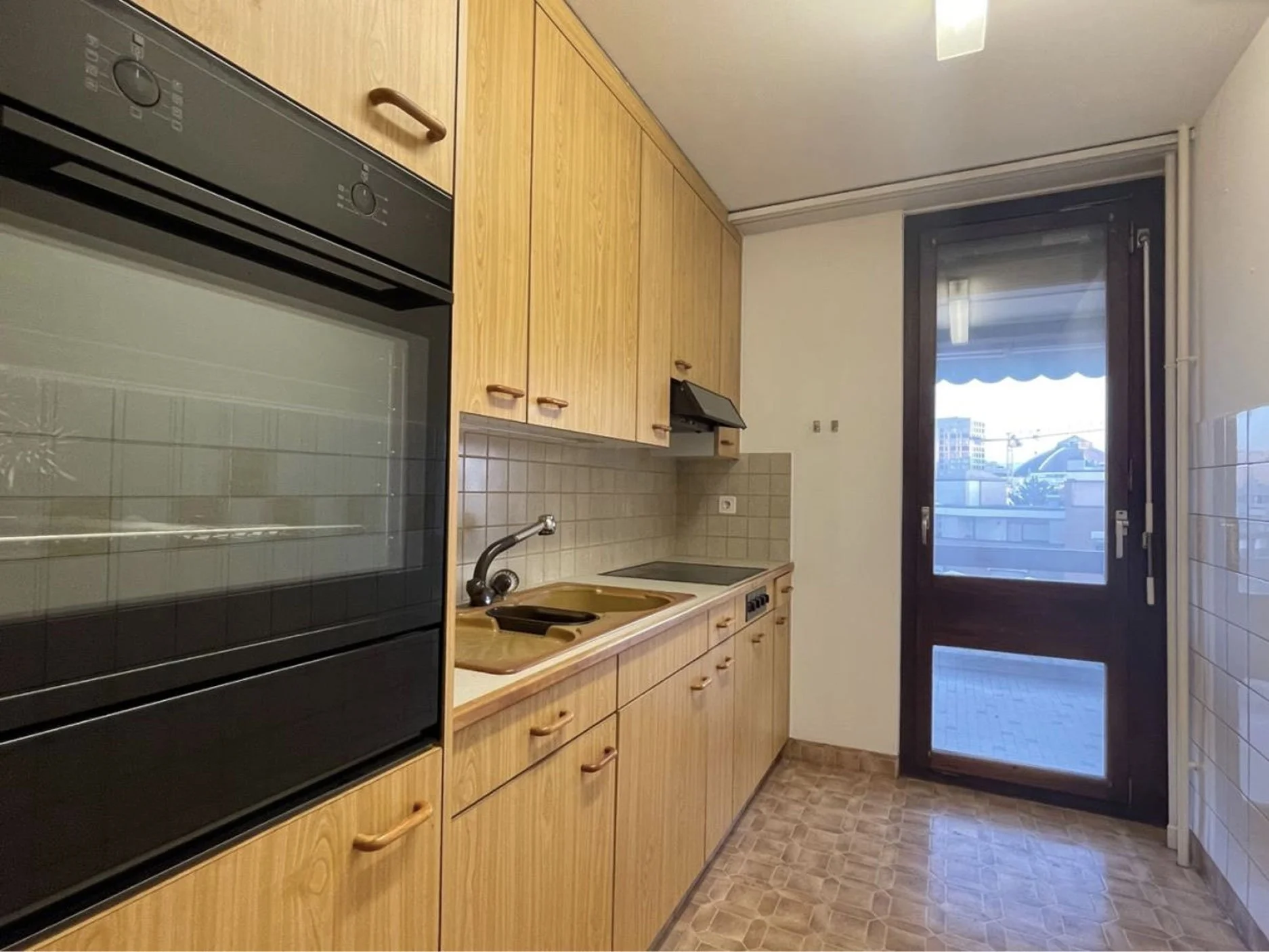Kitchen1F.jpg