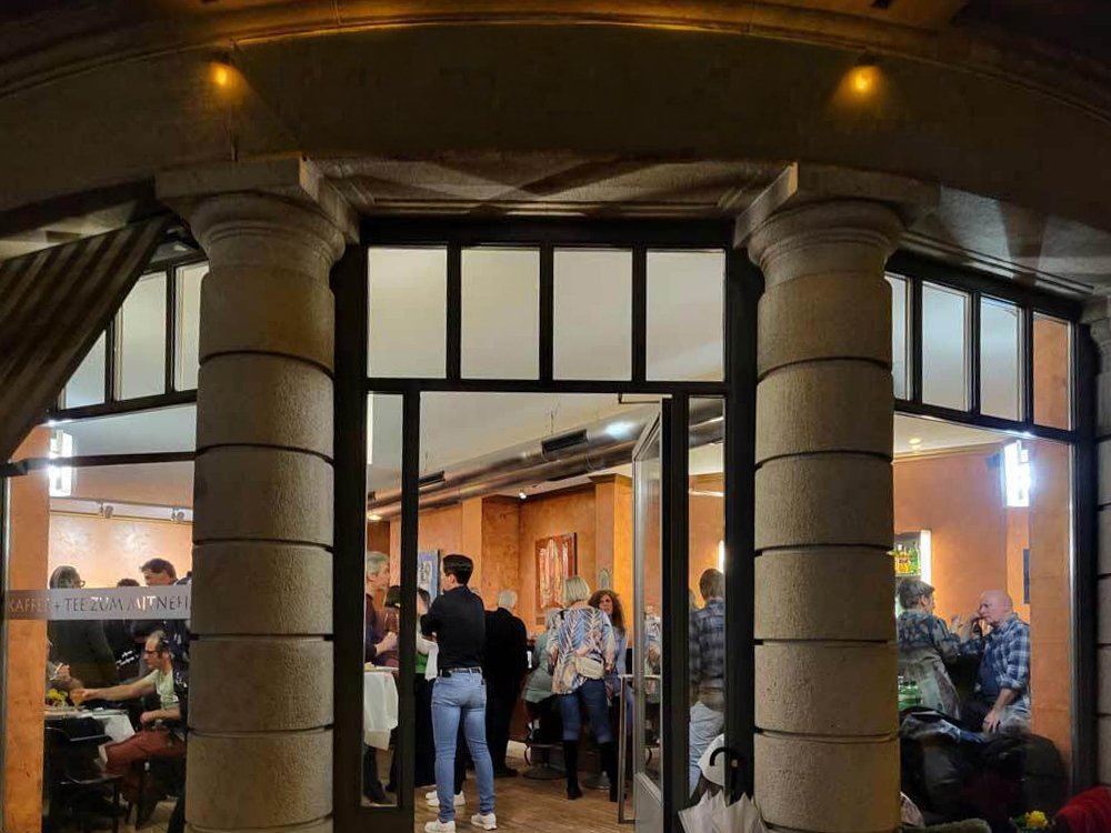  The cafe’s panoramic glass fassade creates a bright, open space but also presents acoustic challenges.  