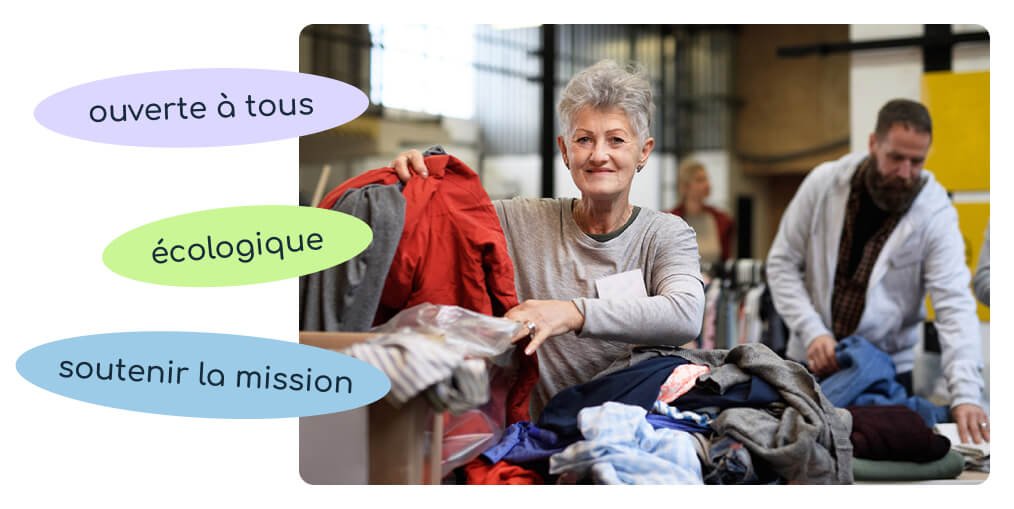 Femme et homme bénévoles qui font le tri de vêtements reçus à la friperie