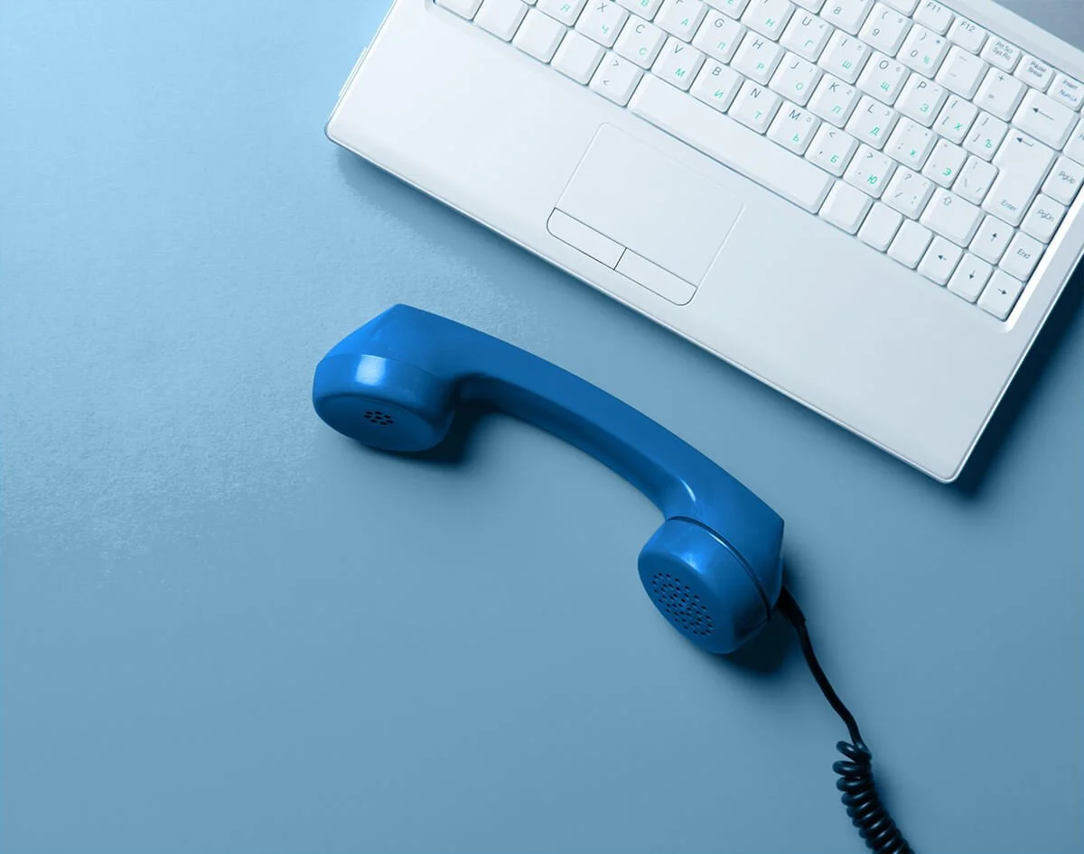 Téléphone bleu et ordinateur sur fond bleu