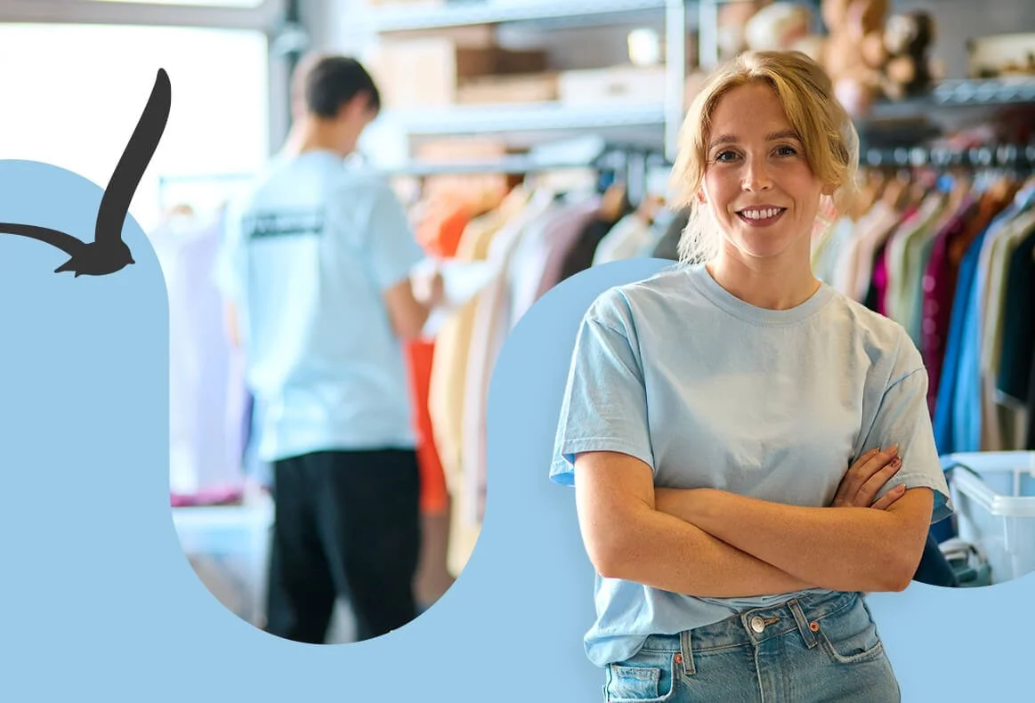 Femme avec t-shirt bleu clair dans une friperie.