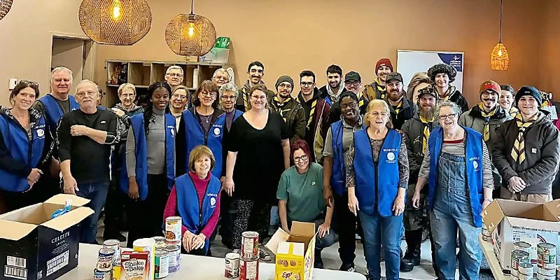 Groupe de bénévole du Service d'entraide St-Étienne lors d'une distribution alimentaire