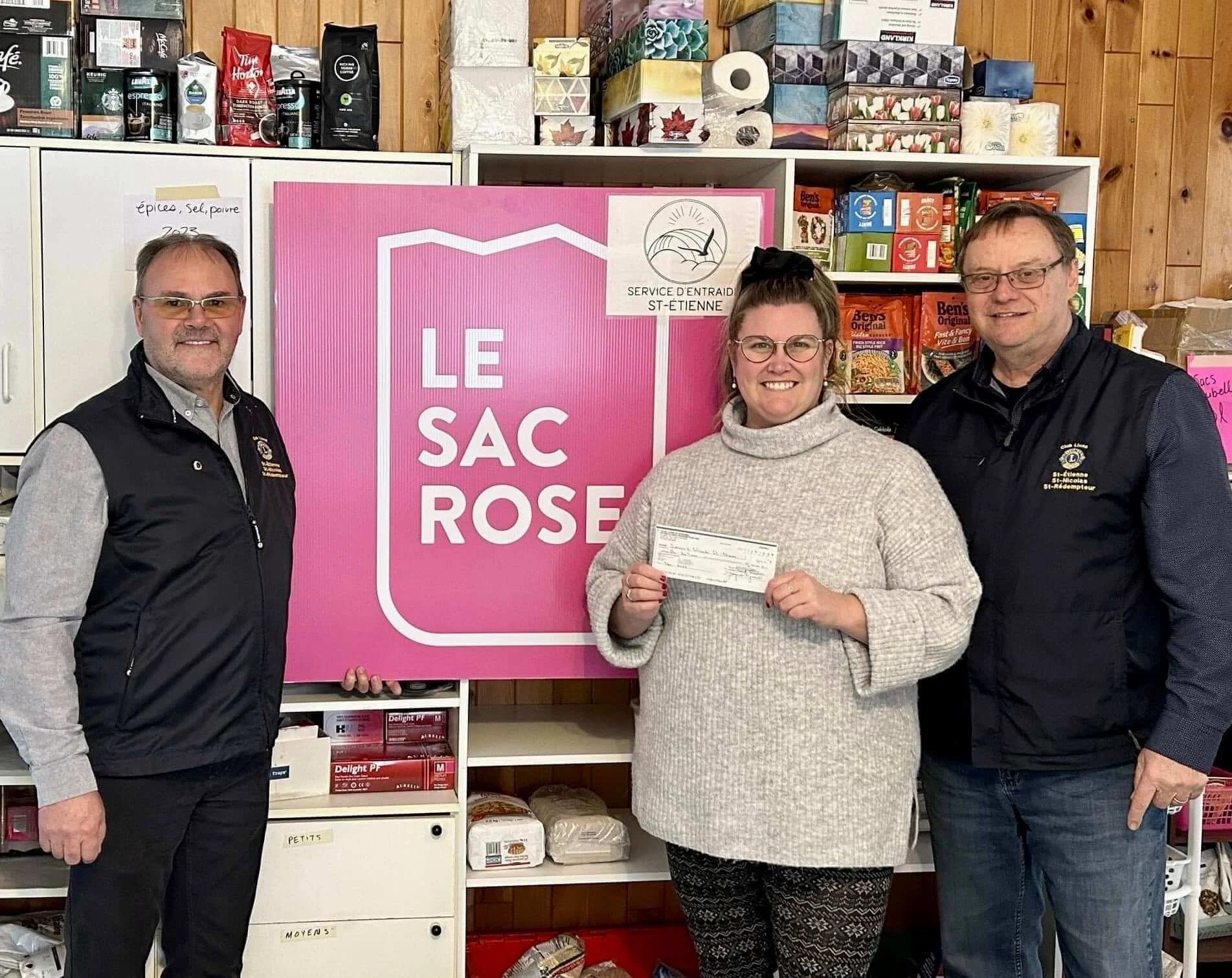L'équipe du Service d'entraide St-Étienne avec des membres du partenaire : Le Sac Rose
