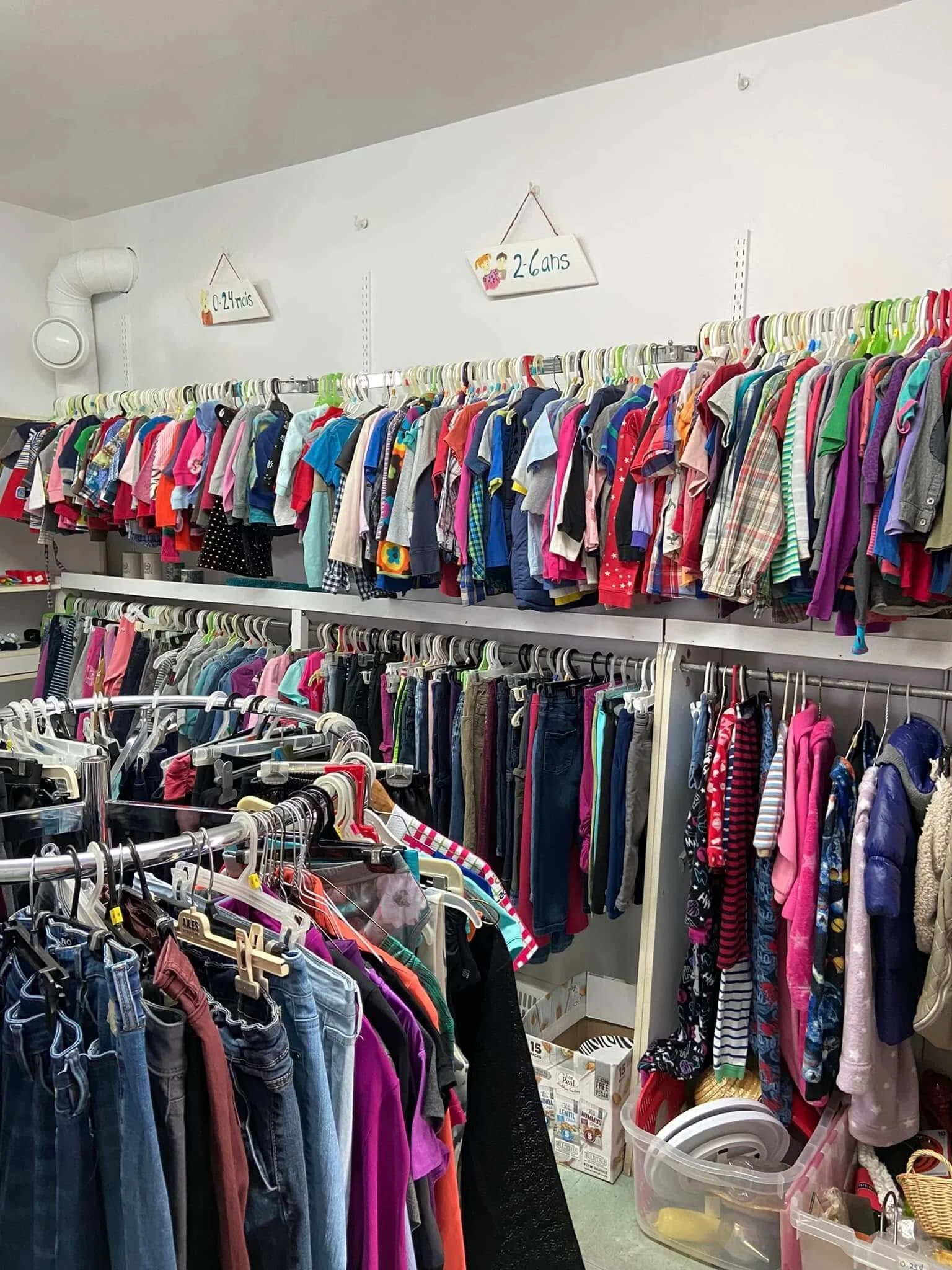 Des vêtements dans la friperie