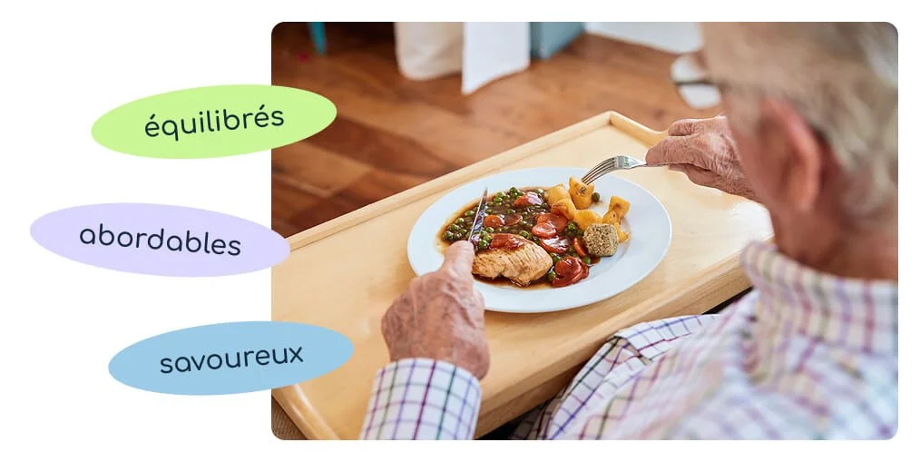 Homme âgé qui mange un repas équilibré et nutritif