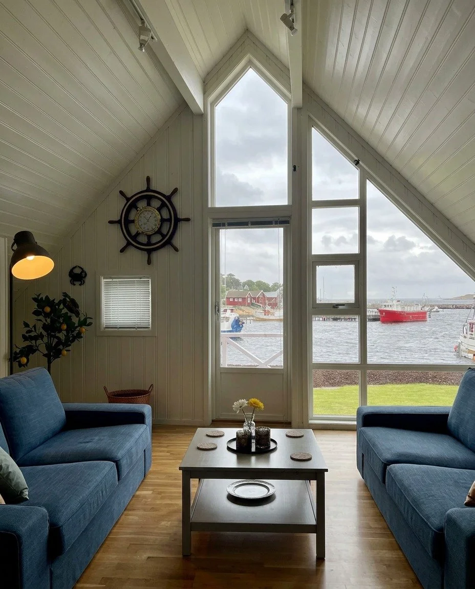 Det er noe med &aring; sitte her n&aring;r lyset endrer seg utover ettermiddagen.

Du sl&aring;r deg til ro i den bl&aring; sofaen, kaffen damper, og gjennom vinduet ser du b&aring;tene gli stille forbi. Ingen stress. Ingen hastverk. Bare deg, havuts