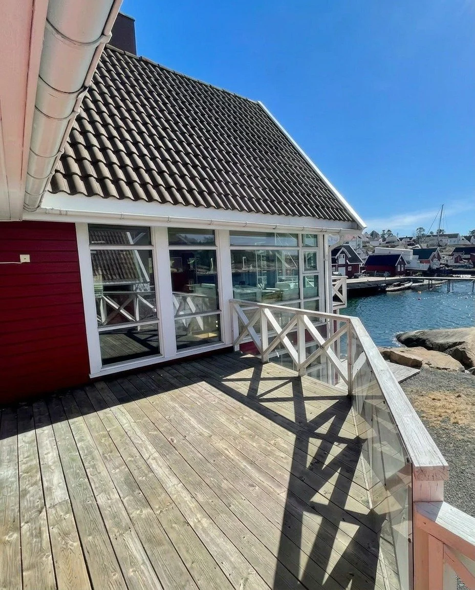 Morgenkaffien smaker annerledes n&aring;r du drikker den med utsikt over fjorden ☕

Hver leilighet hos oss har egen terrasse eller balkong &ndash; rett ut mot vannet. Her starter dagen rolig, med b&aring;tene som glir forbi og m&aring;kene som kretse