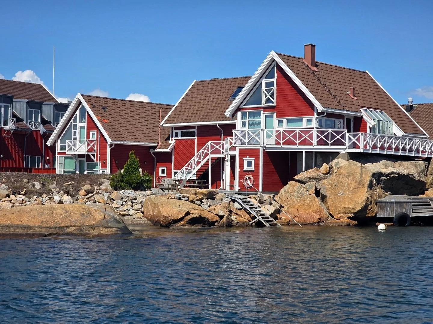 Sommerens beste dager bookes n&aring;.

Juni, juli og august fyller seg raskt. Leiligheter ved bryggekanten med plass til hele familien &ndash; egen badstue, sj&oslash;utsikt fra alle rom, og svaberg rett utenfor d&oslash;ren.

Her v&aring;kner du ti