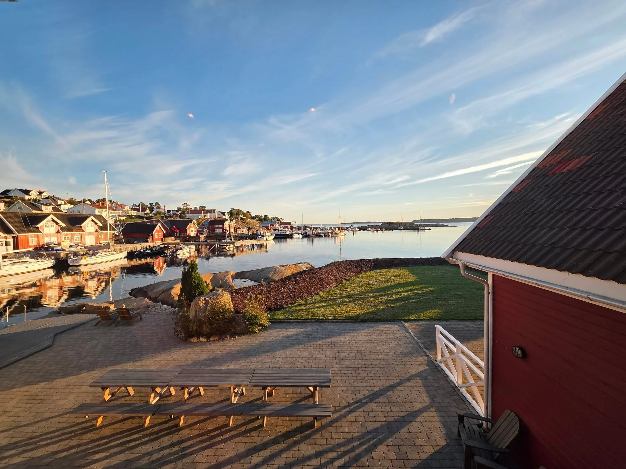 ✨ Opplev Engelsviken ✨
Den sjarmerende fiskelandsbyen ytterst i Oslofjorden!
Her m&oslash;ter du ekte kystkultur, fantastisk sj&oslash;mat og rolige omgivelser som senker skuldrene. Perfekt for et avbrekk &ndash; &aring;ret rundt.
Velkommen til fjord