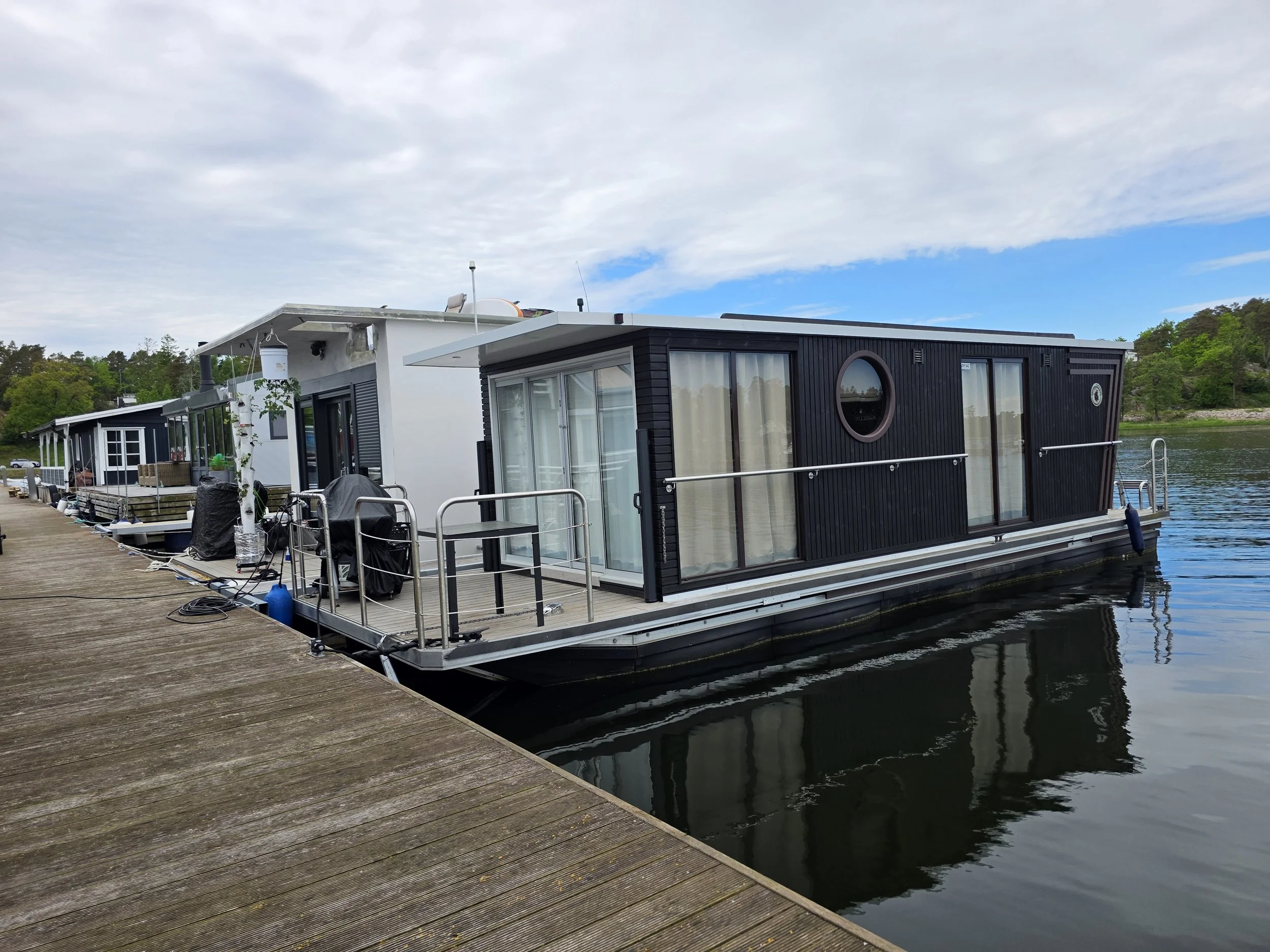 Husbåt på Skjæløy Slipp – en brygge tilpasset for livet på vannet