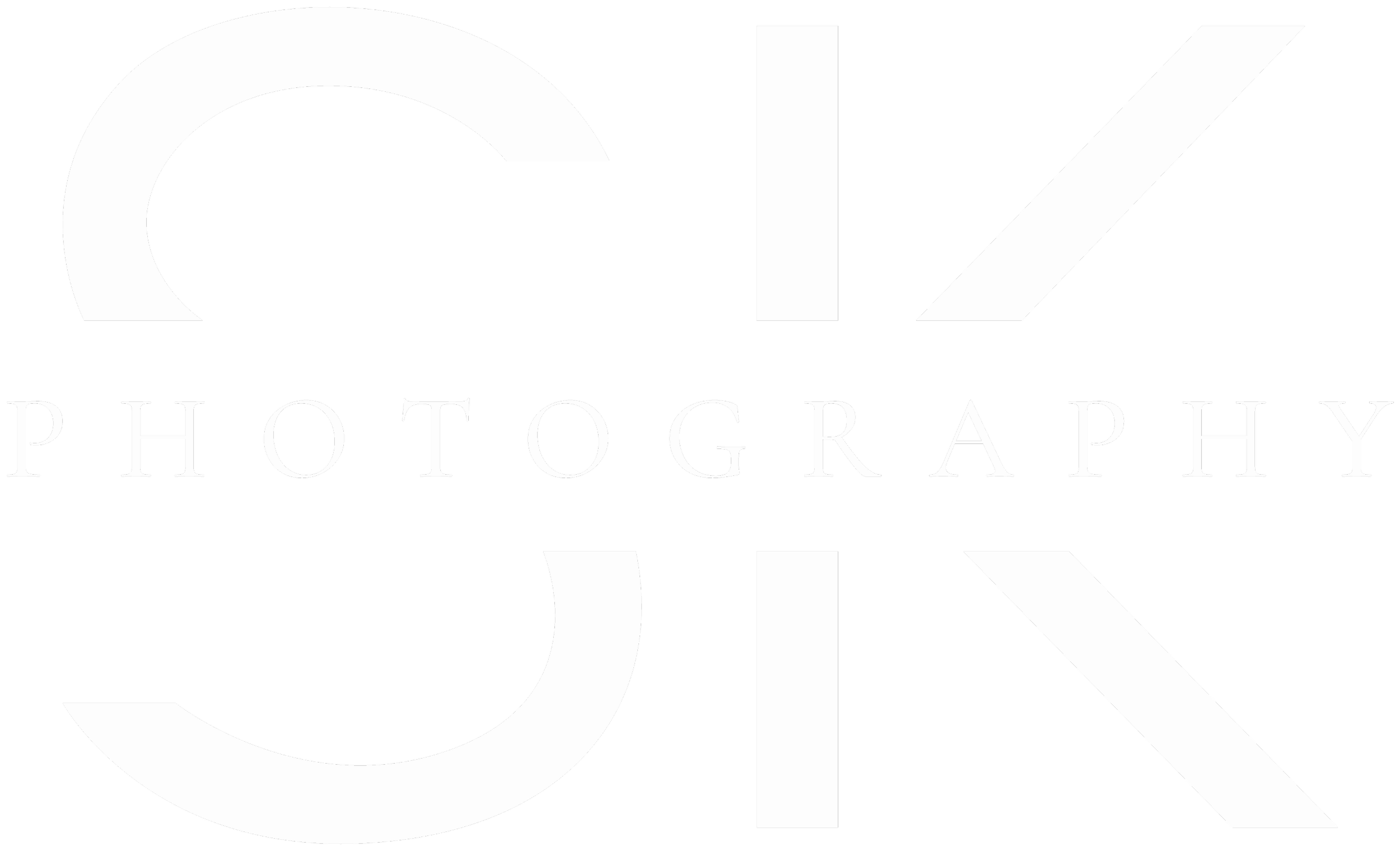 Schwarz-weiße Fotografie des Logos von CK Photography, das die Initialen C und K in stilisierter Schrift zeigt.