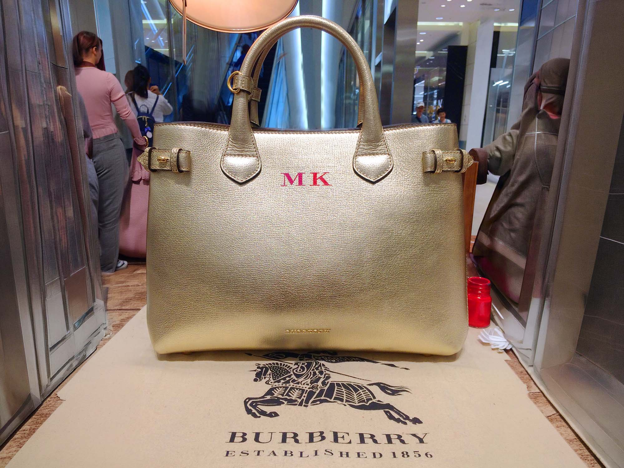 Personalised Burberry handbag hand-painted by Vic Lee during an in-store luxury retail event in Japan.