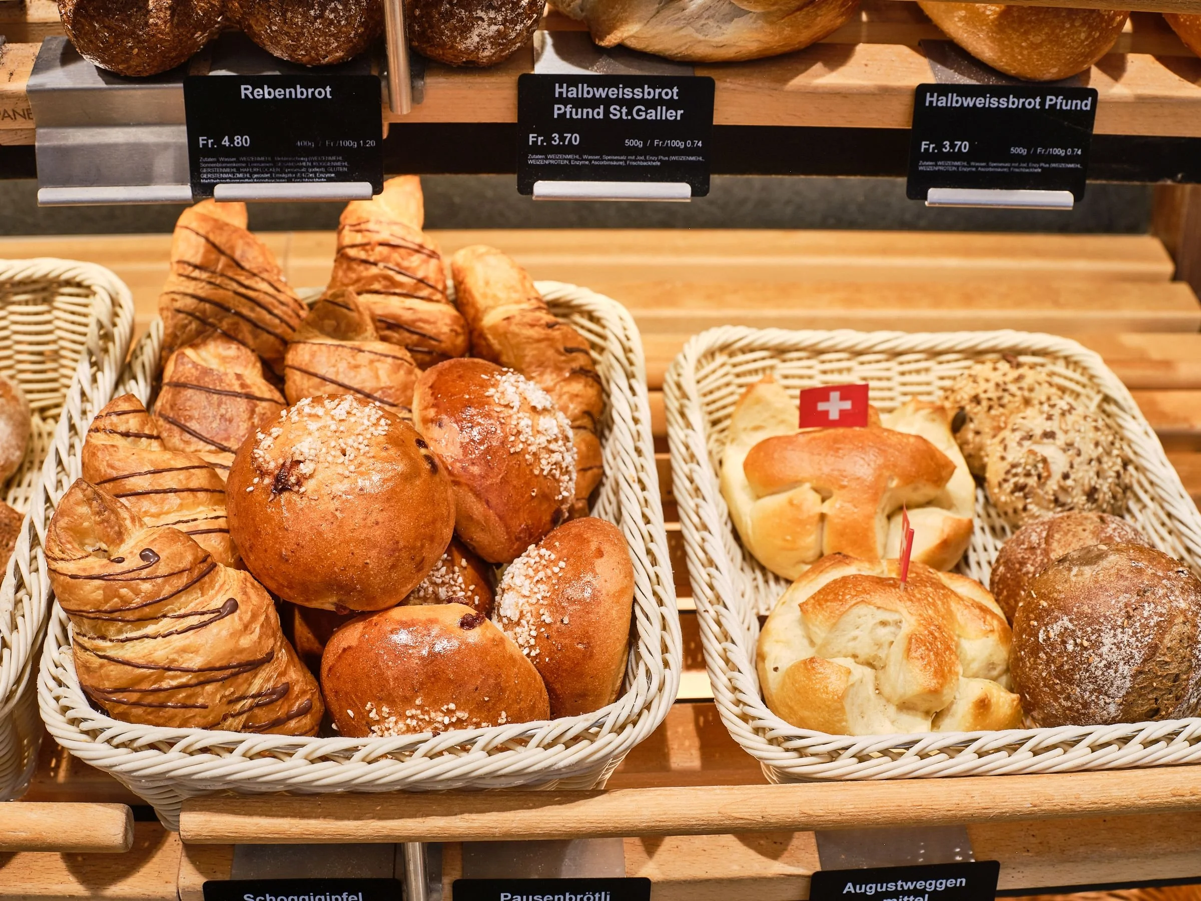 Frische Brötchen und Brot der Bäckerei im Erdgeschoss der Poststrasse 1