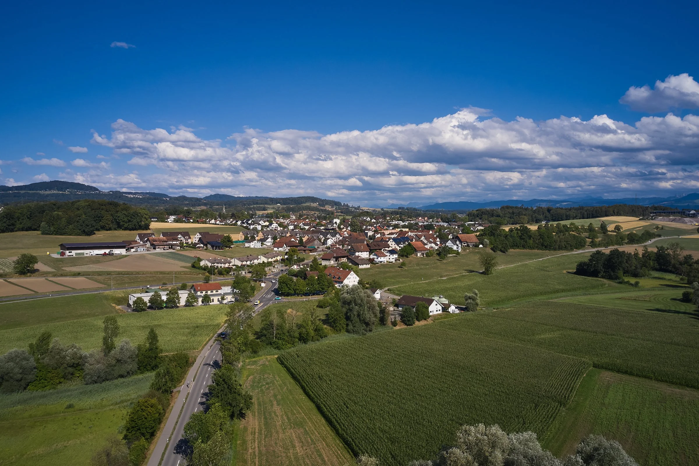 Luftaufnahme von Obfelden mit Feldern – wohnen auf dem Land, arbeiten in der Stadt