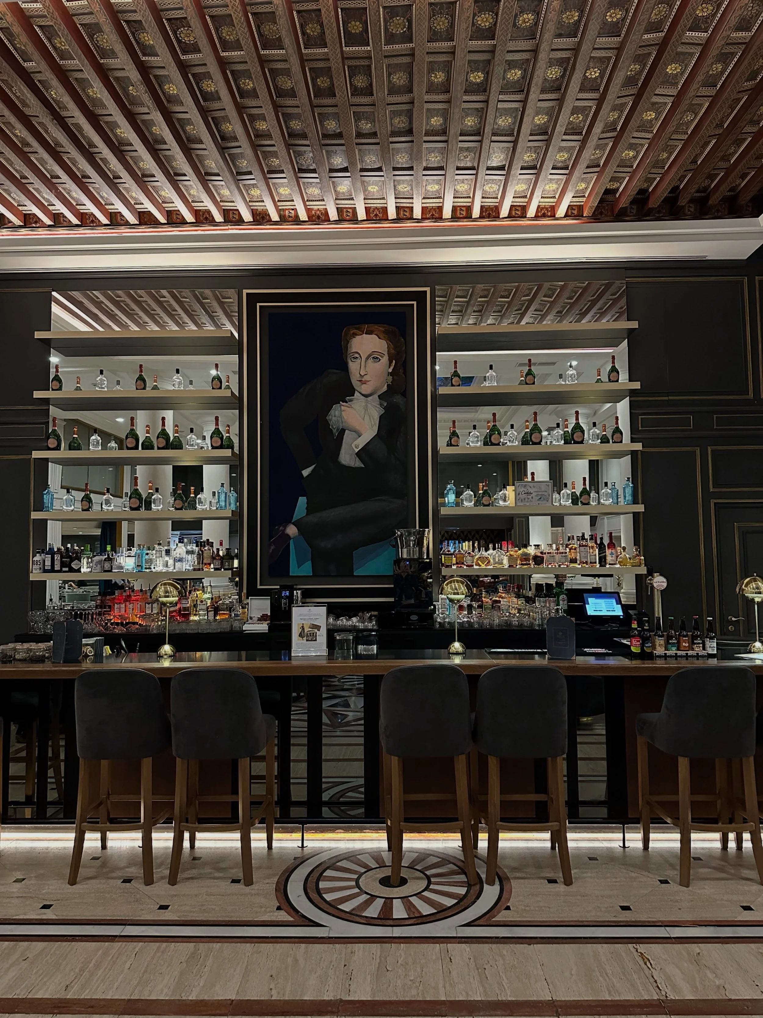 Sharing the bar @eugeniademontijohotel in Toledo.  What a charming town!  Love the old part of the town.
#bardedign #spanishinteriors #moorishhistory #designerdeb