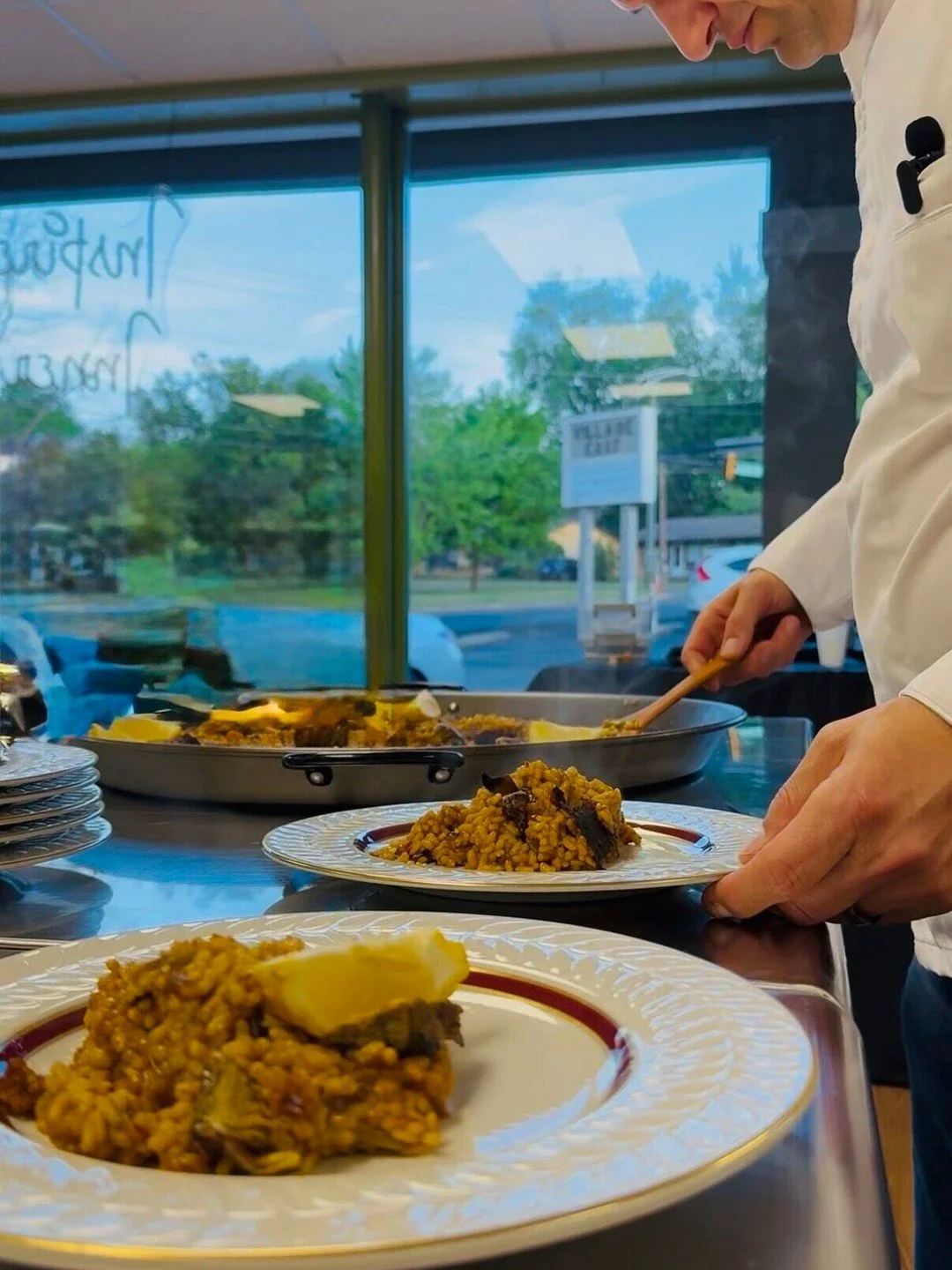 Friday night smelled like sofrito and olive oil. 𝘠𝘰𝘶 𝘮𝘪𝘴𝘴𝘦𝘥 𝘢 𝘨𝘰𝘰𝘥 𝘰𝘯𝘦.

There&rsquo;s always a moment in these classes where everyone leans in a little more &mdash; watching the pan, asking questions, figuring it out together.

Last