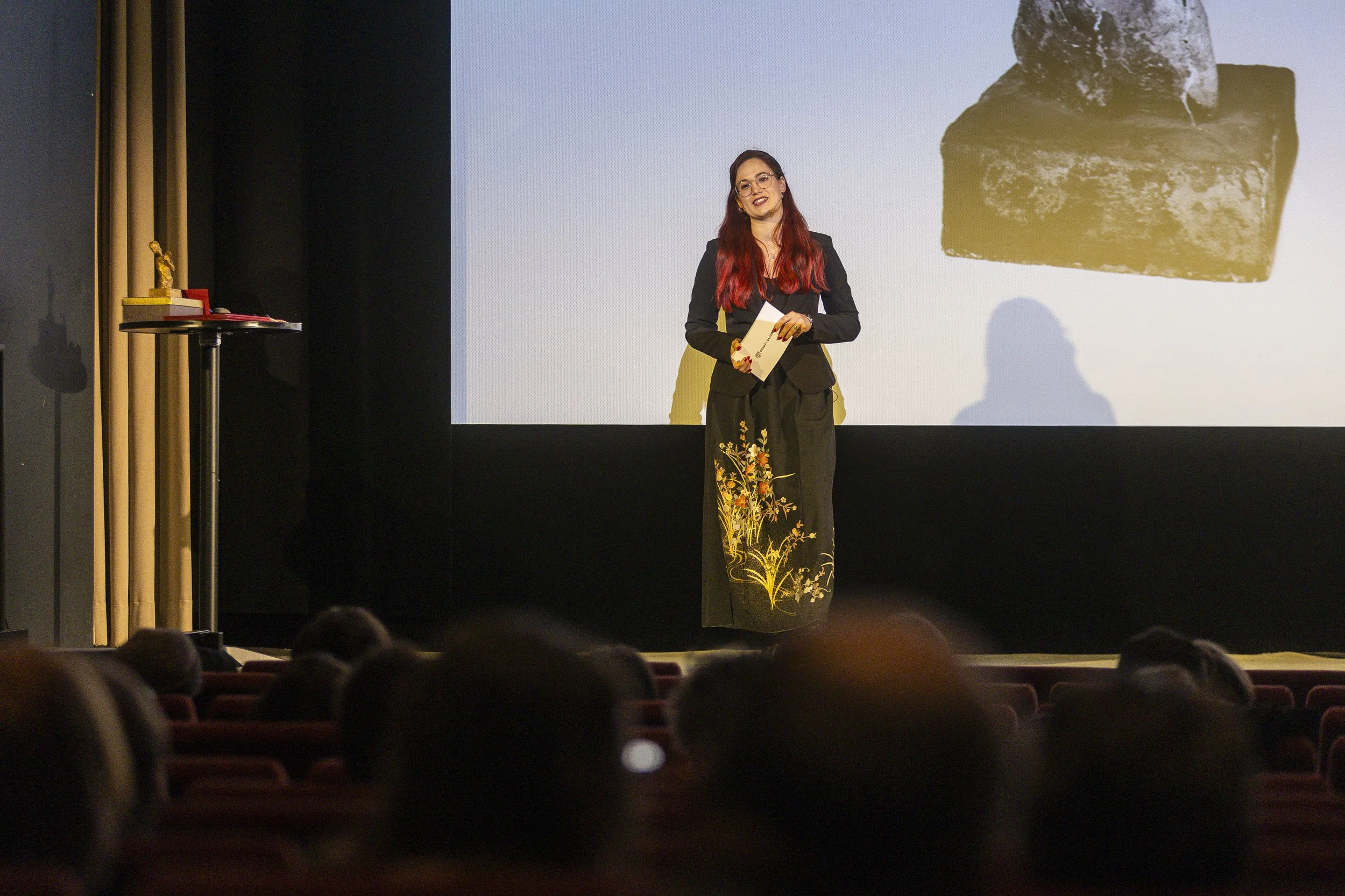 Moderation des Simon S. Filmnachwuchspreises  2025 im DAS KINO 
© wildbild / Herbert Rohrer