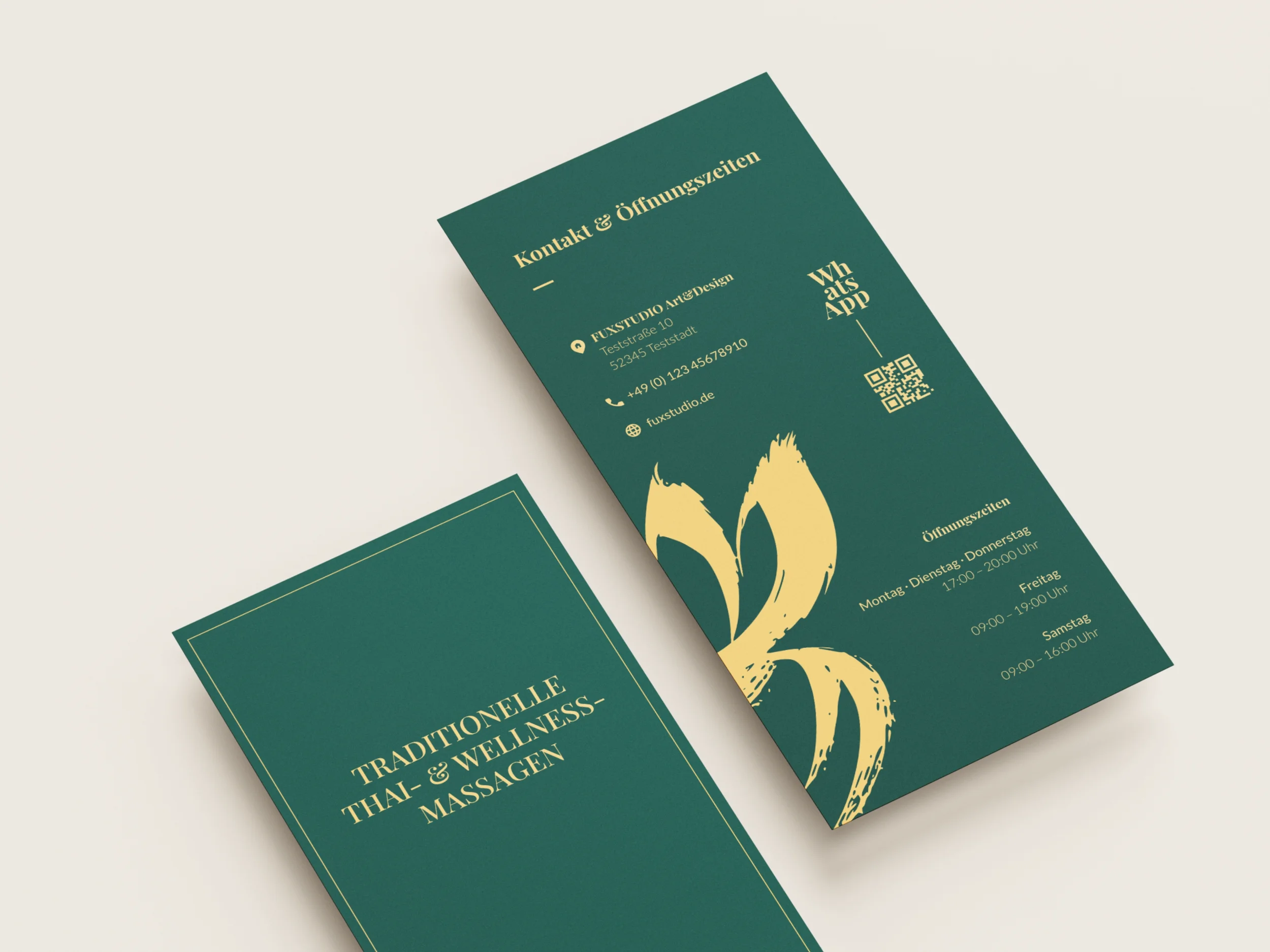 Ein grüner Flyer mit gelbem Design, der Kontaktinformationen, Öffnungszeiten und einen QR-Code enthält.