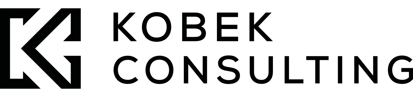 Das Logo von Kobek Consulting, bestehend aus einem schwarzen Pfeil, der nach links zeigt, und den schwarzen Buchstaben 'Kobek Consulting' daneben.