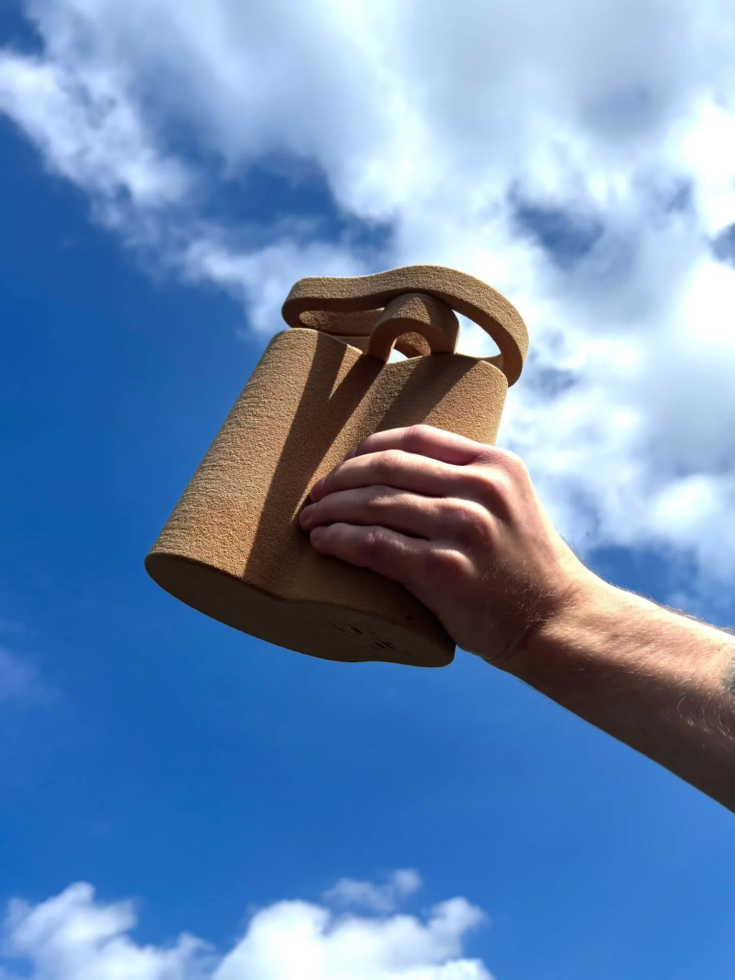 PAAL 9 vase

During a stay on the island of Texel, we were struck by the deep sense of calm evoked by the dunes, the sand, and the rhythm of the sea. Wanting to bring that tranquility back into everyday life, we designed a vase inspired by the soft, 