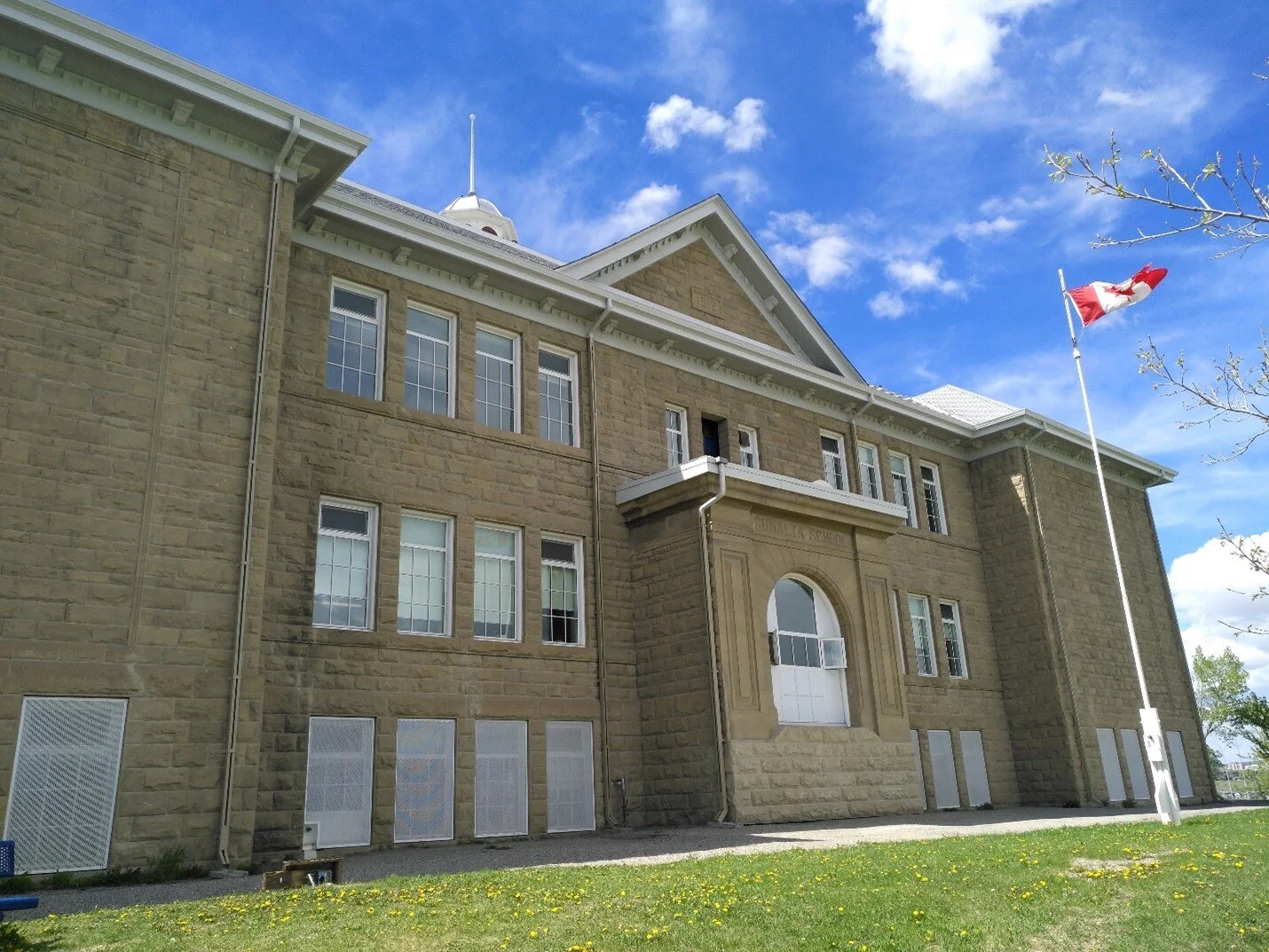 Sunalta School, built above the Oliver Quarry out of rock taken from it. Photo: C.W. Gross.