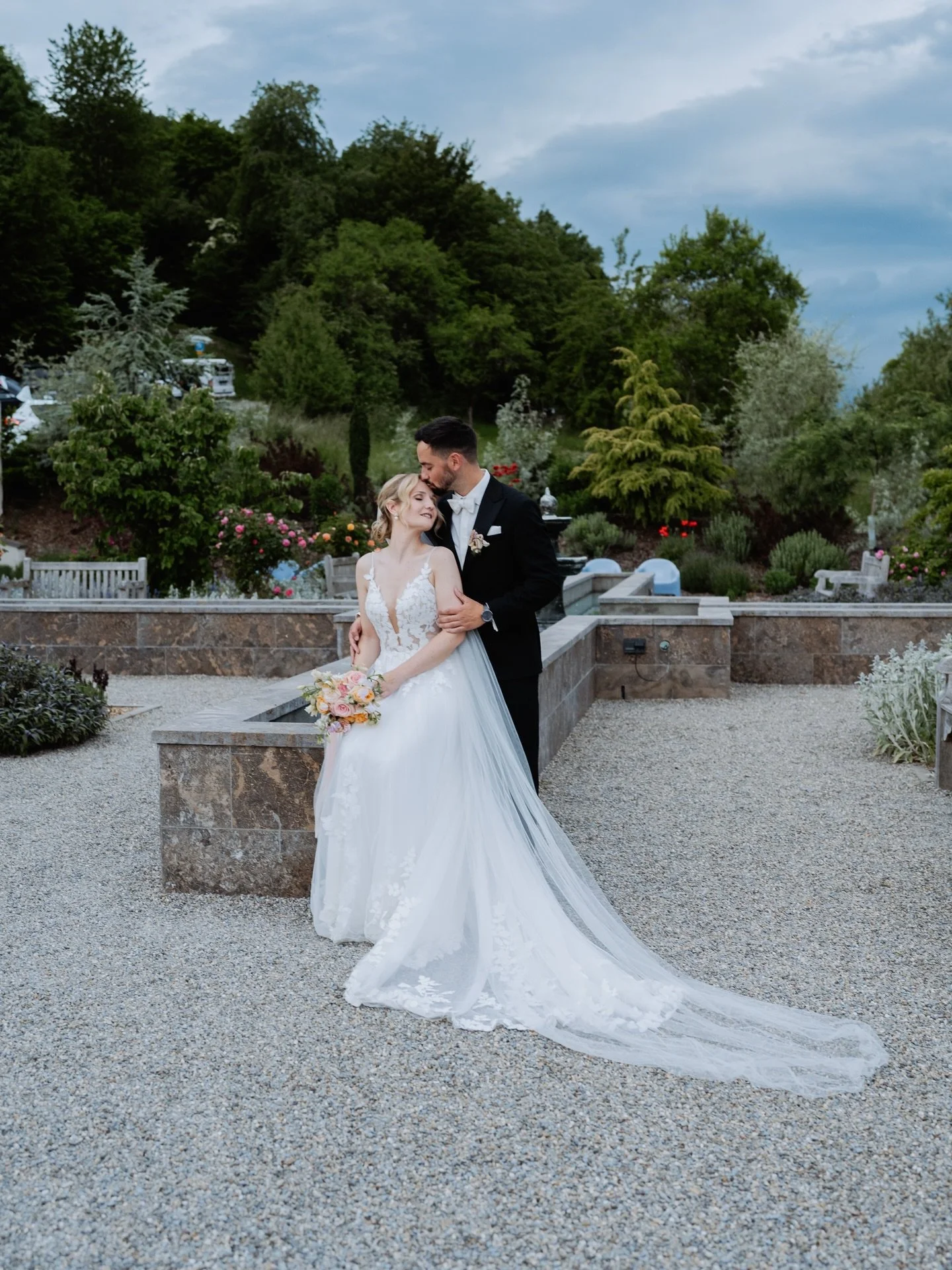 2025 durfte ich wundervolle Hochzeiten begleiten. Ich freue mich schon so sehr, wenn es ab Juni wieder so richtig f&uuml;r mich los geht. F&uuml;r 2026 nehme ich nur noch begrenzt Hochzeiten ab Mitte Oktober an - Du heiratest? Dann melde dich gerne.
