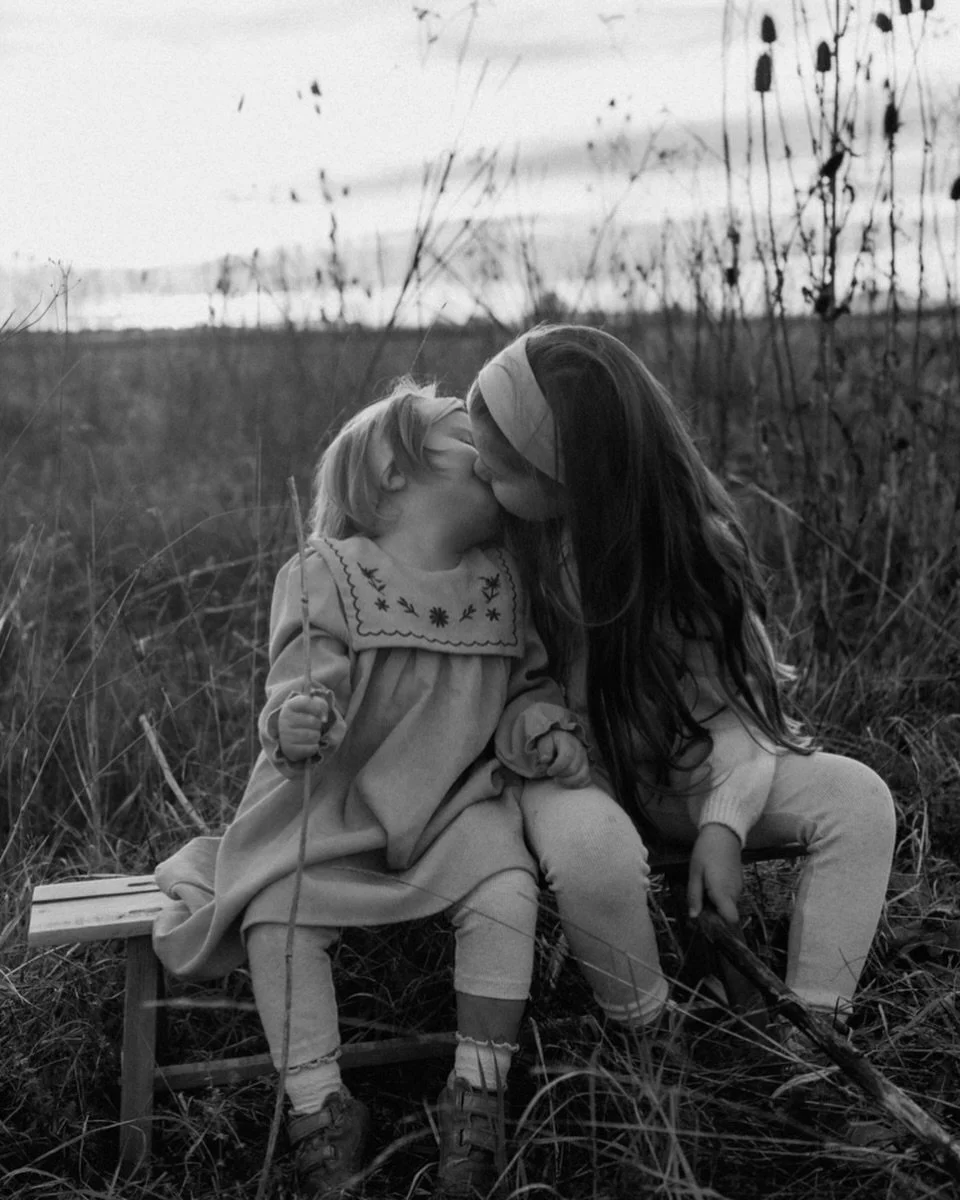 Zwei meiner Drei - ich liebe euch.
#geschwister #schwesterliebe #kinderfotografie #familienfotografin