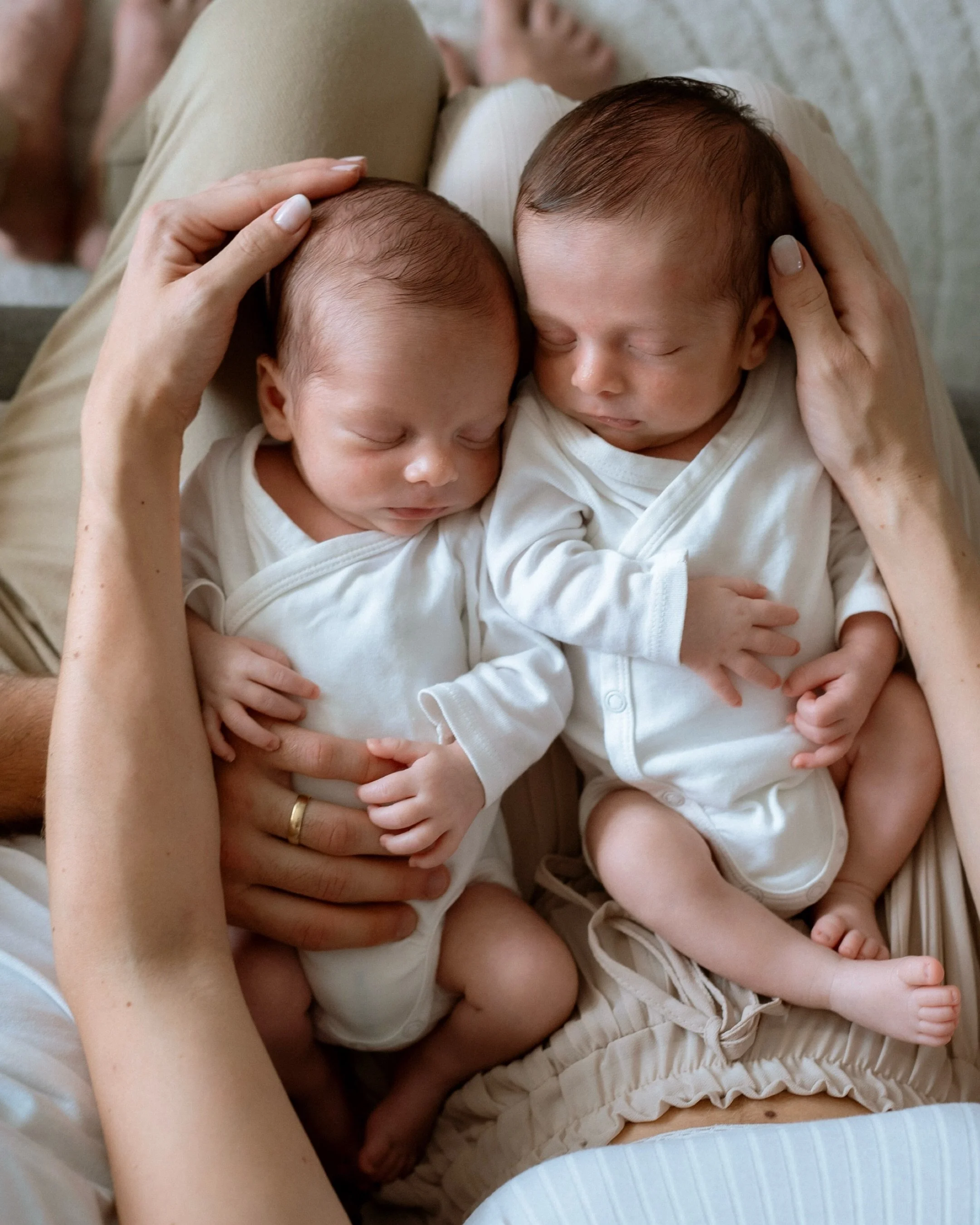 Doppelte Liebe 🧡 
Noch heute, eines meiner liebsten Shootings. Das hier war so zuckers&uuml;&szlig;. Liebe jedes einzelne Bild.
#newborn #twins #doppeltesgl&uuml;ck