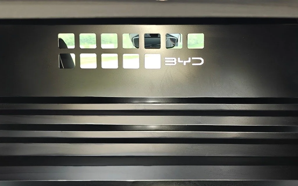 BYD-DOLPHIN-Cargo-e-Van-bulkhead.jpg