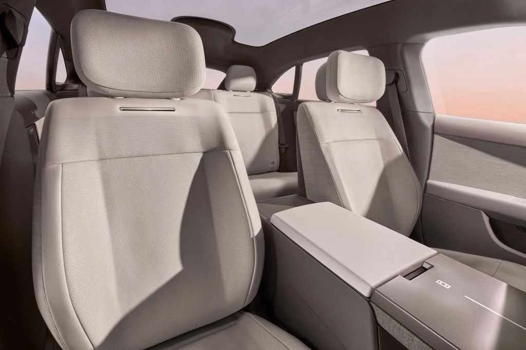 RR_GT_INTERIOR_PASSENGER-REVERSE.jpg