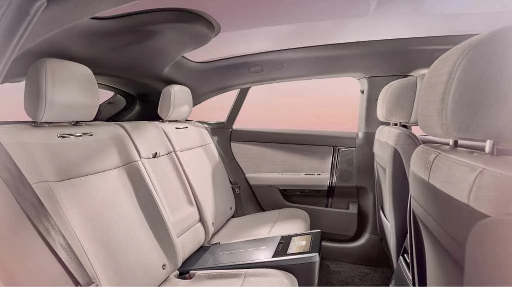 RR_GT_INTERIOR_REAR-SEATS_.jpg