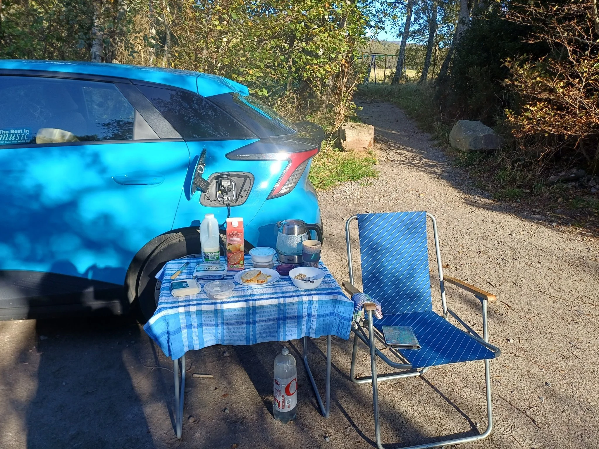 Relaxing breakfast in the sun on the shore of Loch Ness, 2025. Passers-by on the footpath were very taken with the VtL capabilities!