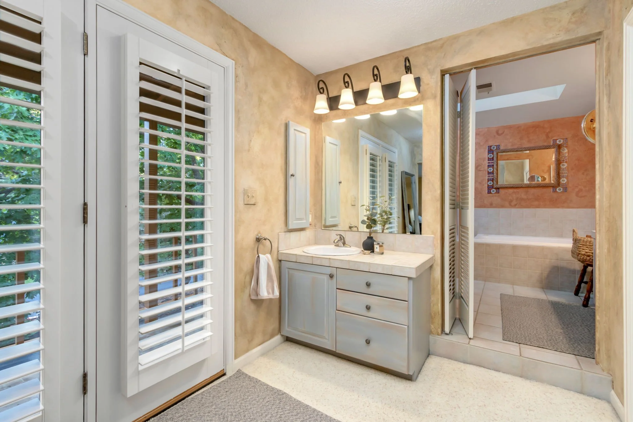 31-web-or-mls-3737 W 20th St 31.jpg