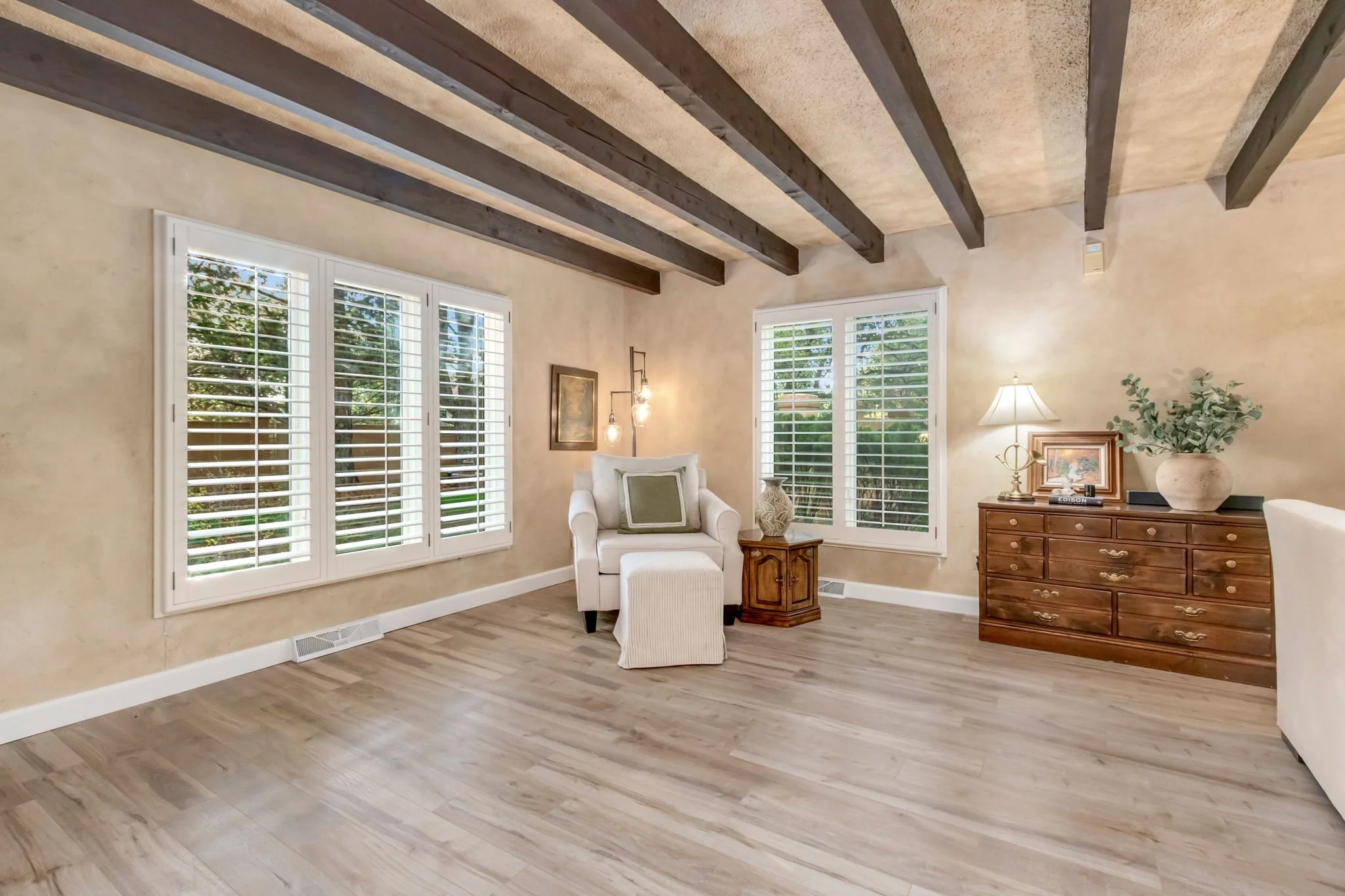 16-web-or-mls-3737 W 20th St 16.jpg