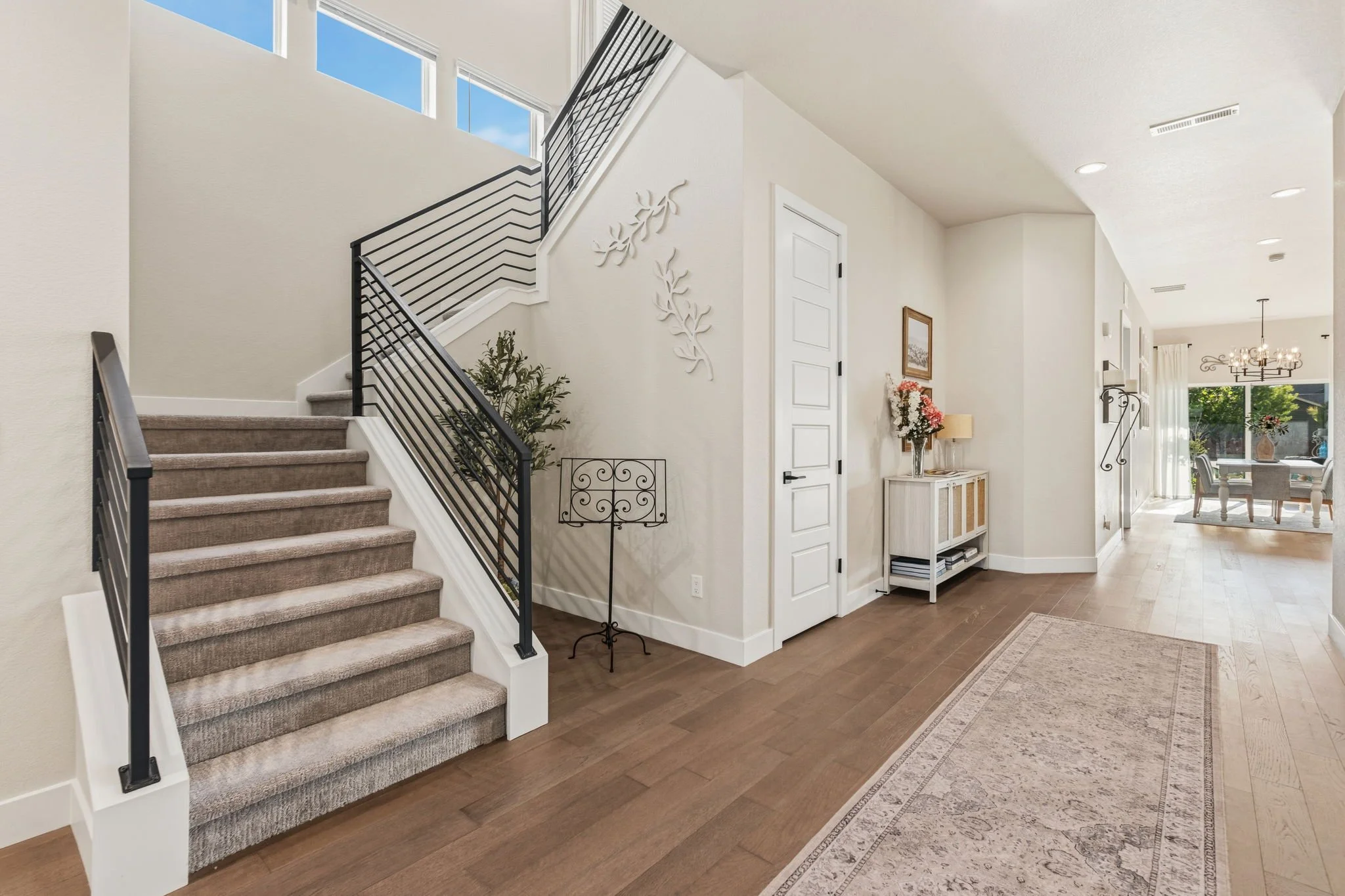 2-web-or-mls-1724 Barefoot Dr 02.jpg