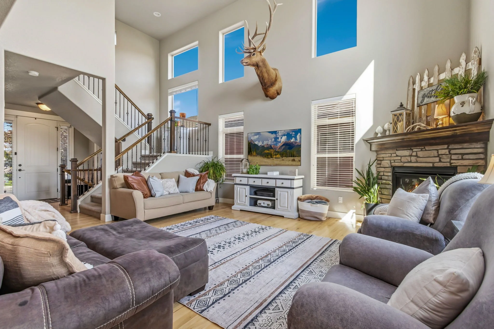 6-web-or-mls-608 Vermilion Peak Dr 06.jpg