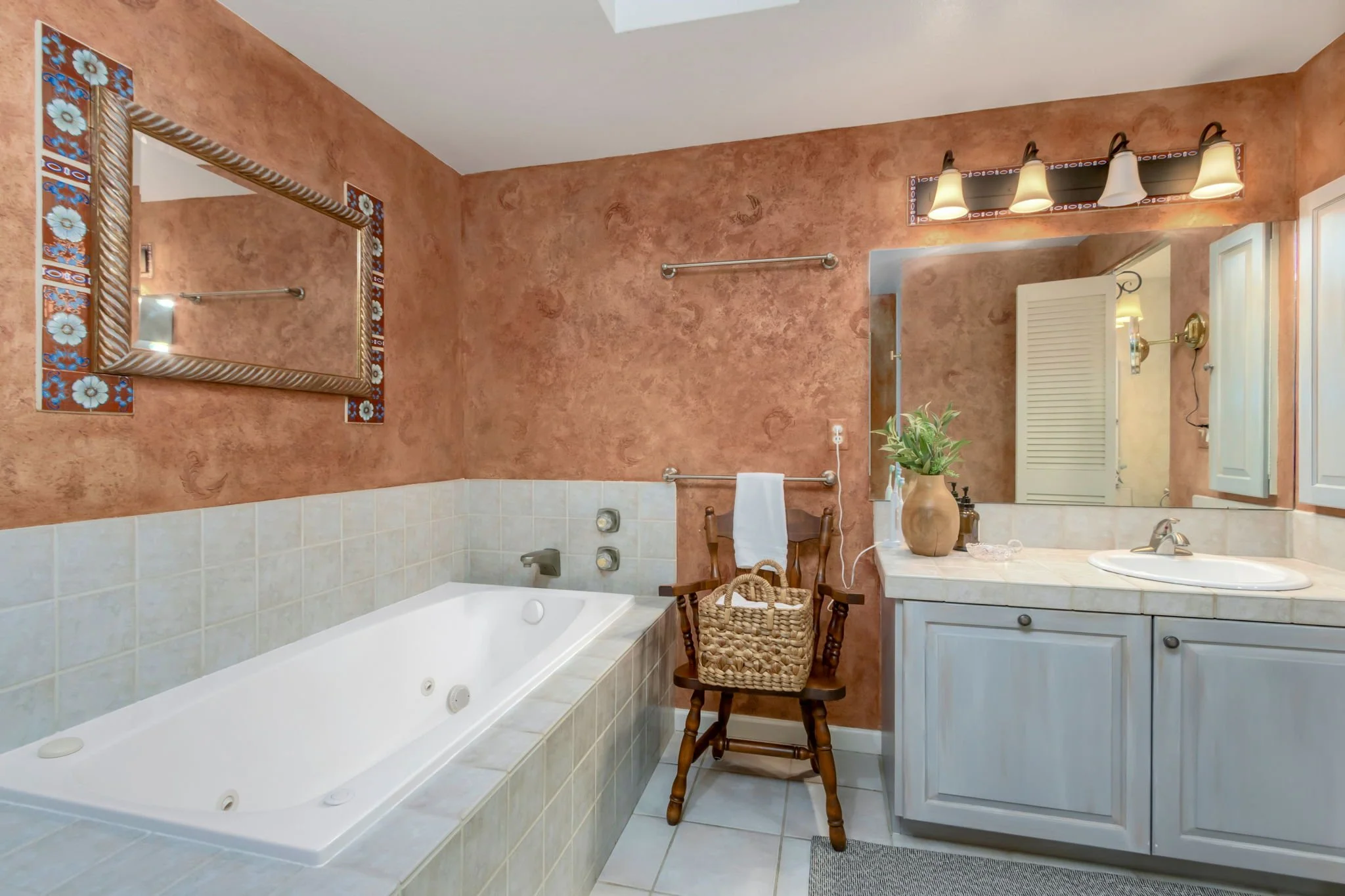 33-web-or-mls-3737 W 20th St 33.jpg