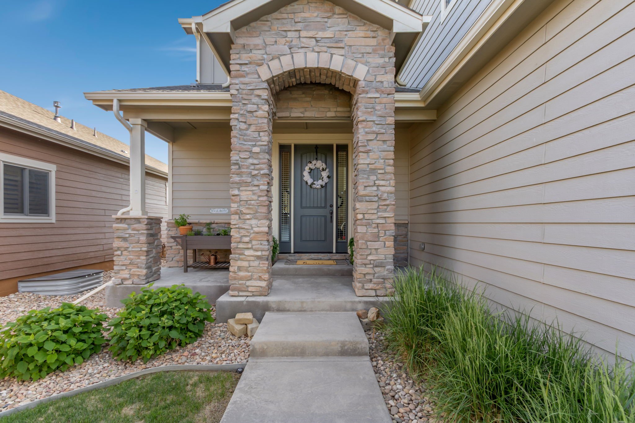 3-web-or-mls-608 Vermilion Peak Dr 03.jpg