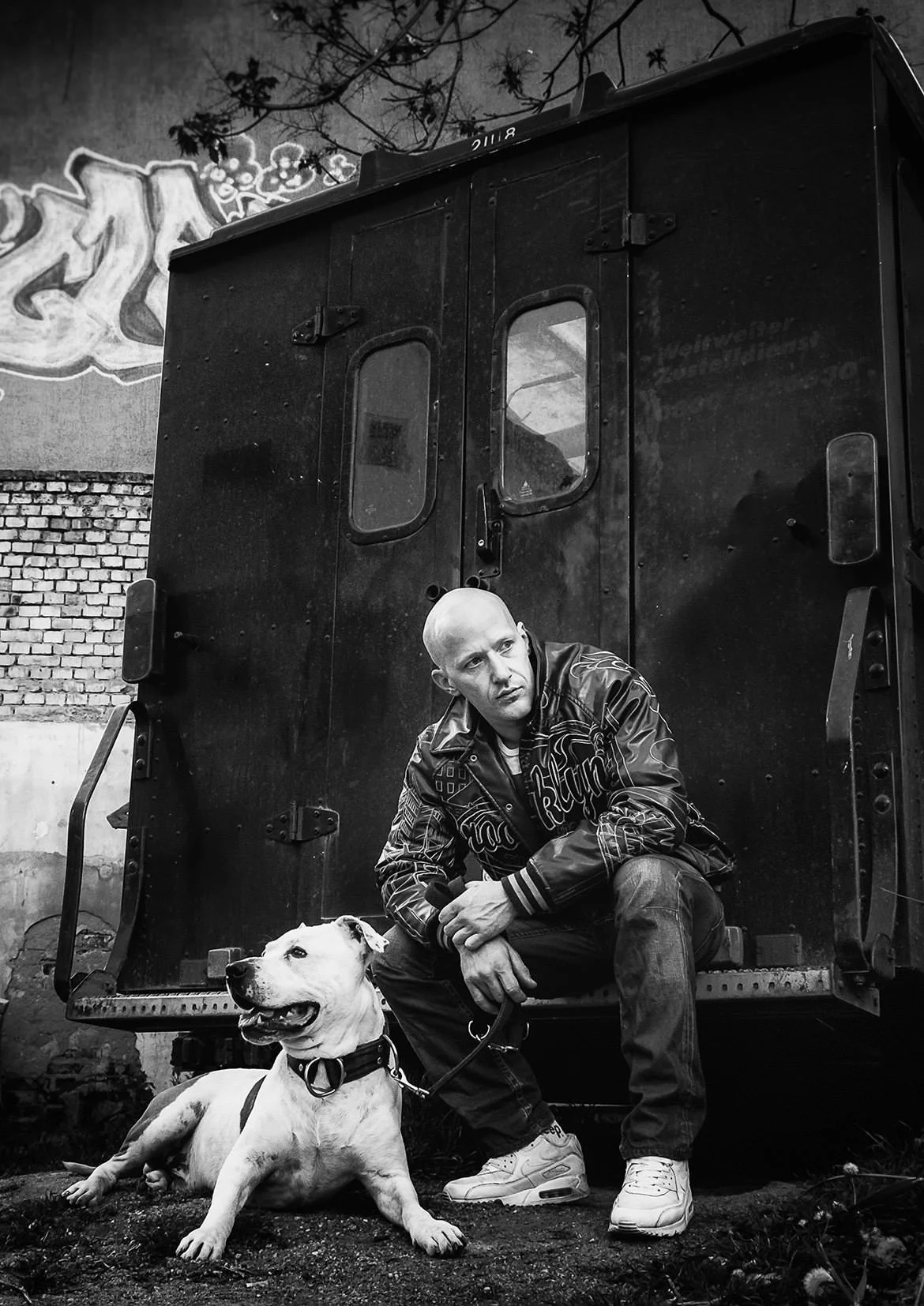 Mann mit Hund Portrait Halle Saale 41.jpeg