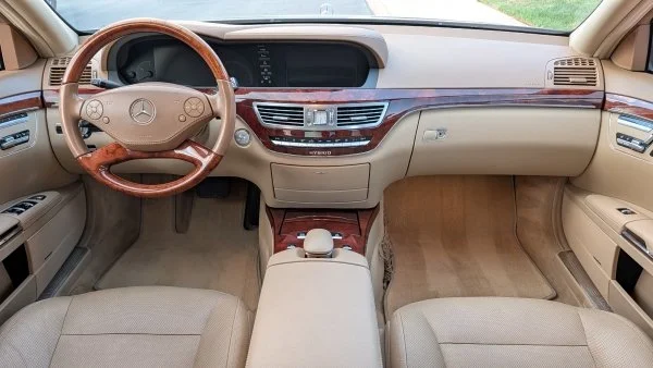 Console of the Mercedes S400 Hybrid