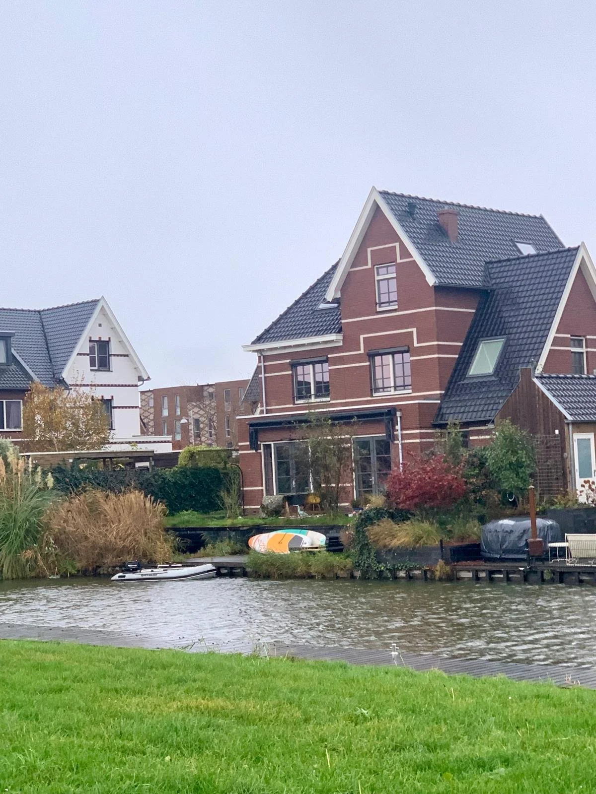 November 2025 zag de tuin er zo uit. 