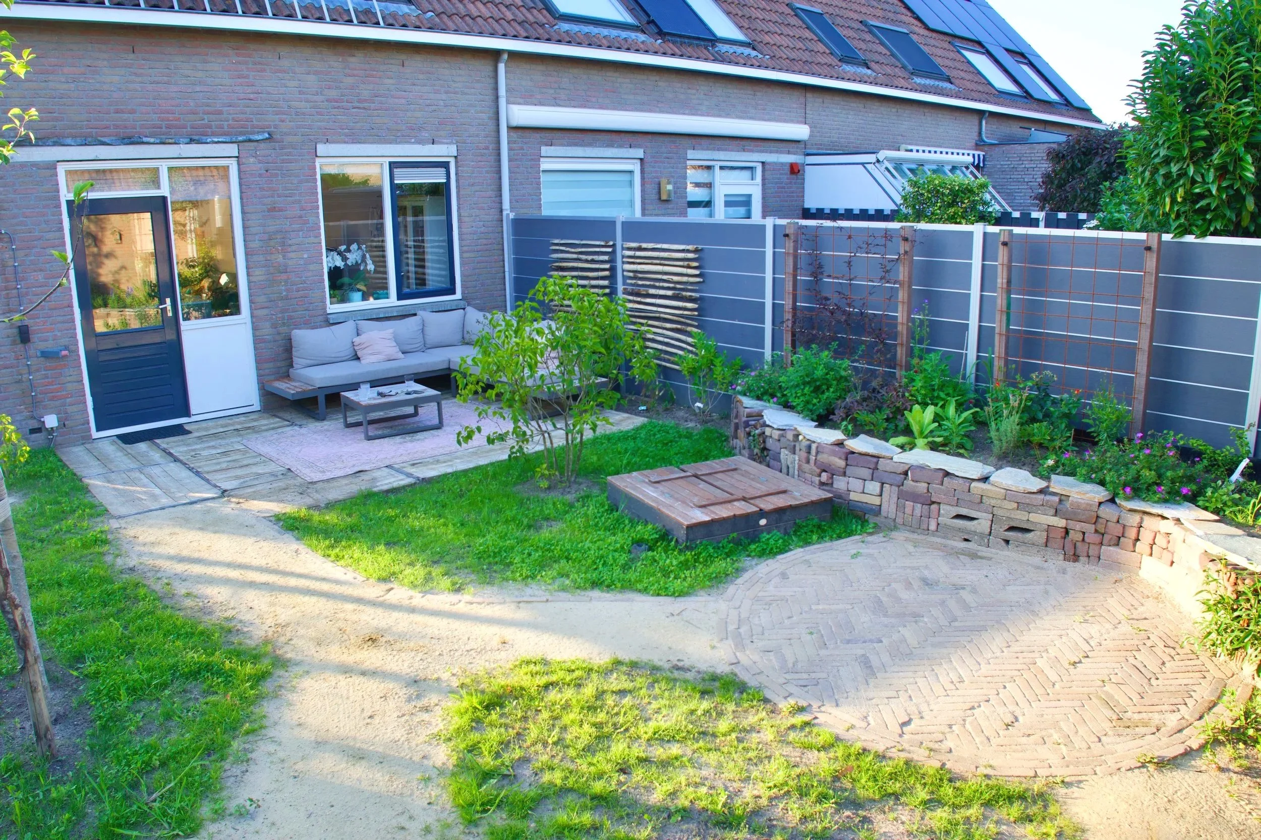 Op basis van de zon verschillende terrasjes gemaakt. Vanwege de mogelijkheid tot een toekomstige uitbouw van het huis is gekozen voor een voordelig terras in de vorm van  steenschotten. 