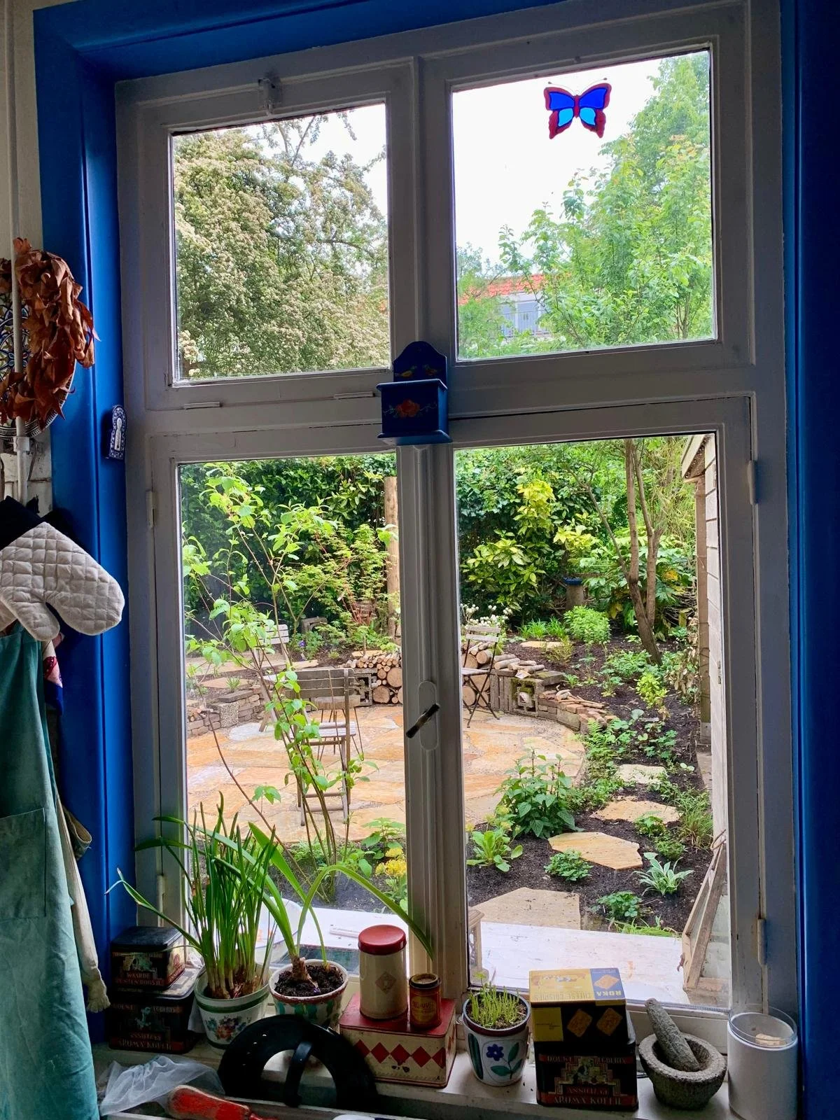 Ruim anderhalve maand later. Mei 2026...de tuin waar je nu graag in wil zijn voor je ochtendkoffie. En het hele jaar door is er iets te beleven. Huis en tuin zijn nu na 18 jaar eindelijk samen. 