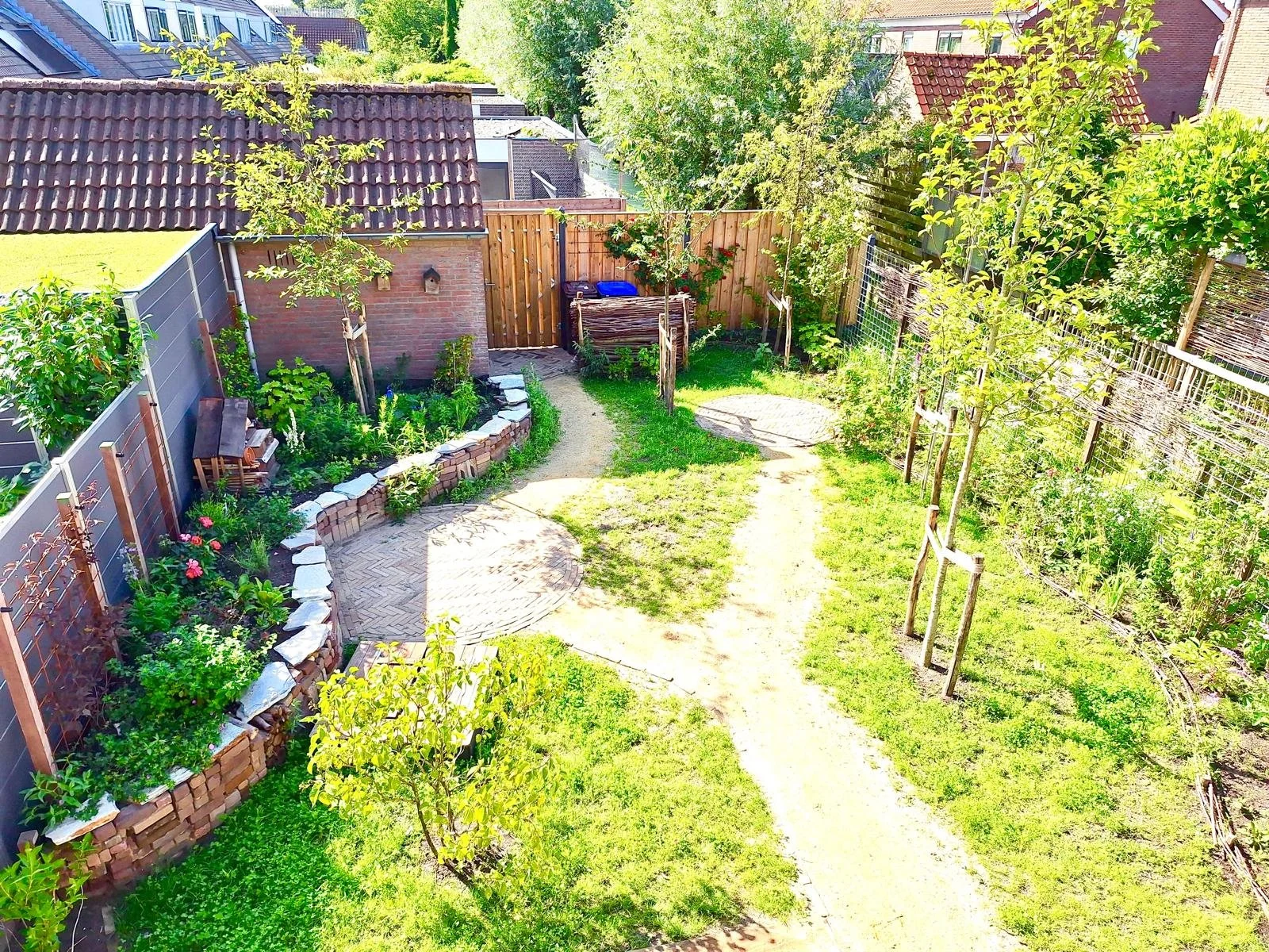 Diverse bomen, waaronder de sneeuwklokjes boom en een Sorbus Burka (kruising appelbes en lijsterbes). Schrik niet... in totaal zijn er 115 verschillende soorten bomen, struiken, planten, grassen en varens aangeplant. 